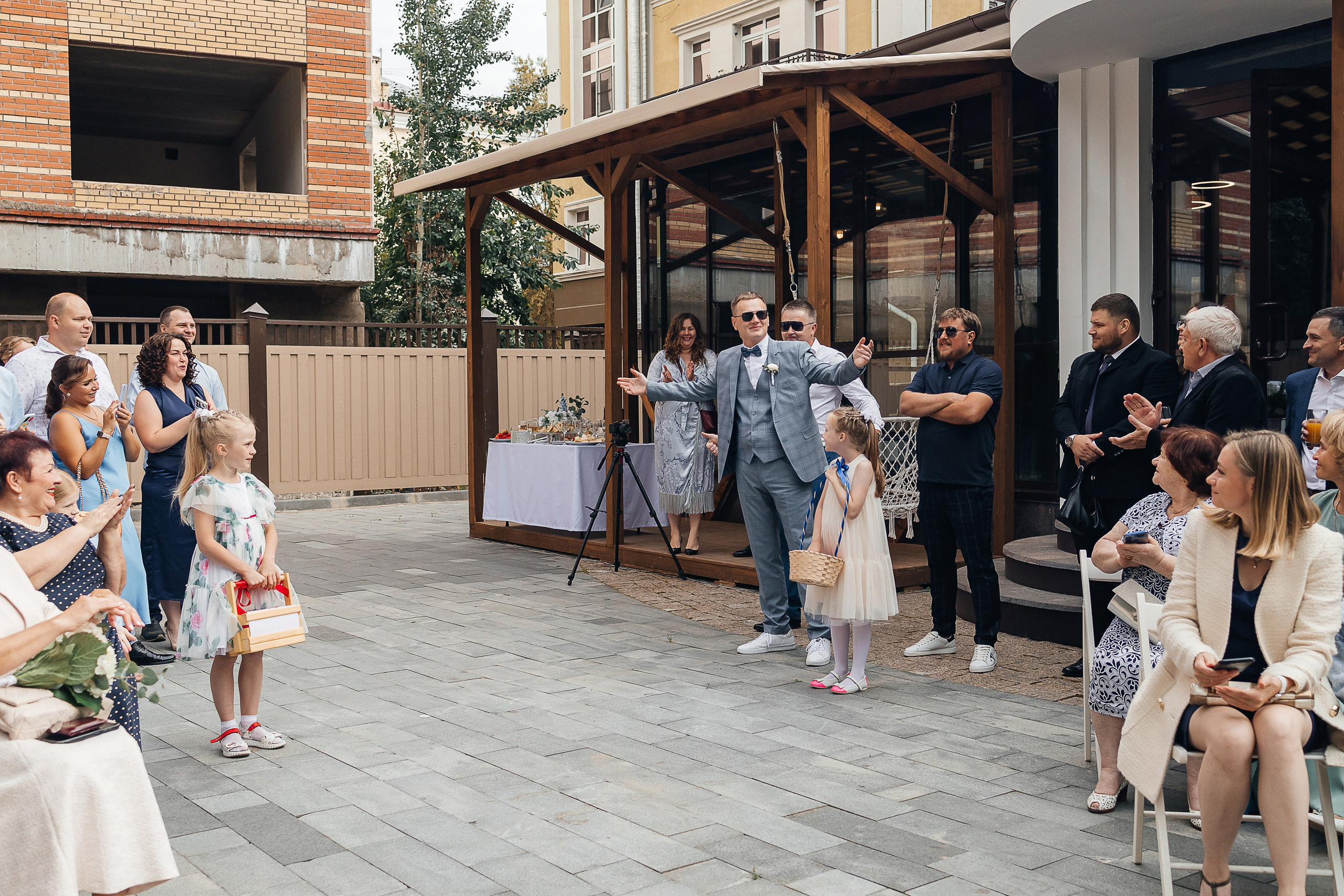 Трогательная выездная церемония в уютном дворике отеля. Олег Сверчков | Свадебный фотограф Вологда