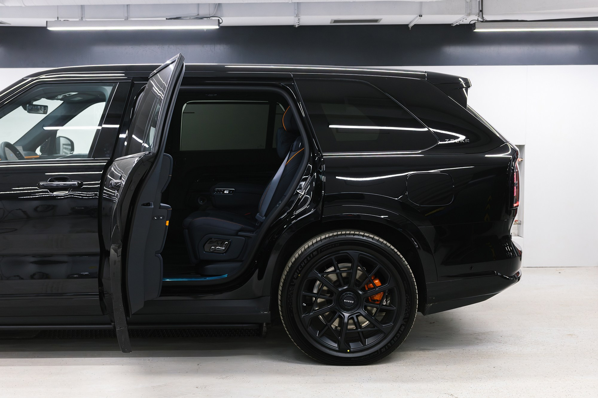 Zeekr 9X 2.0hyb 4WD AT (1401 л. с.) 2025, последовательно-параллельный гибрид, АКПП, 4WD. Автосалон «Х-Авто»