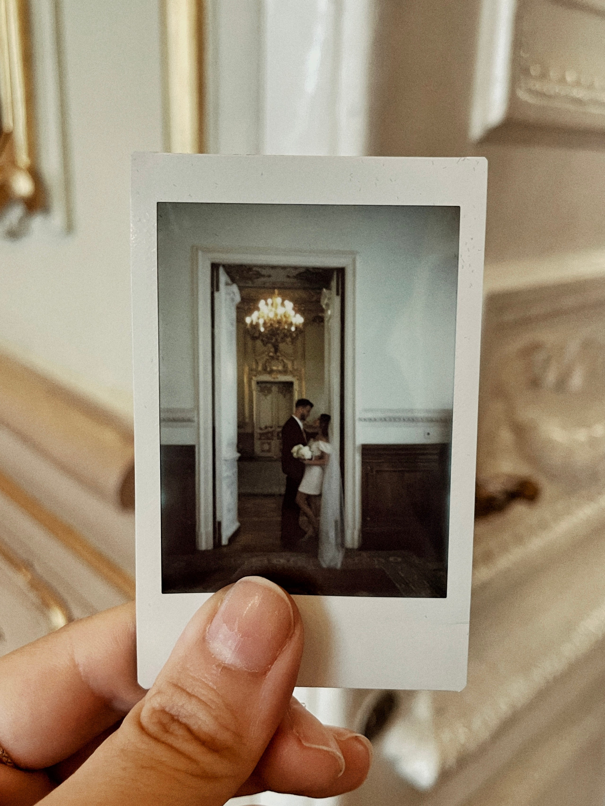 Кадры на инстакс instax моментальная фотография. Фотограф про чувства, моменты, любовь. свадебный и портретный фотограф