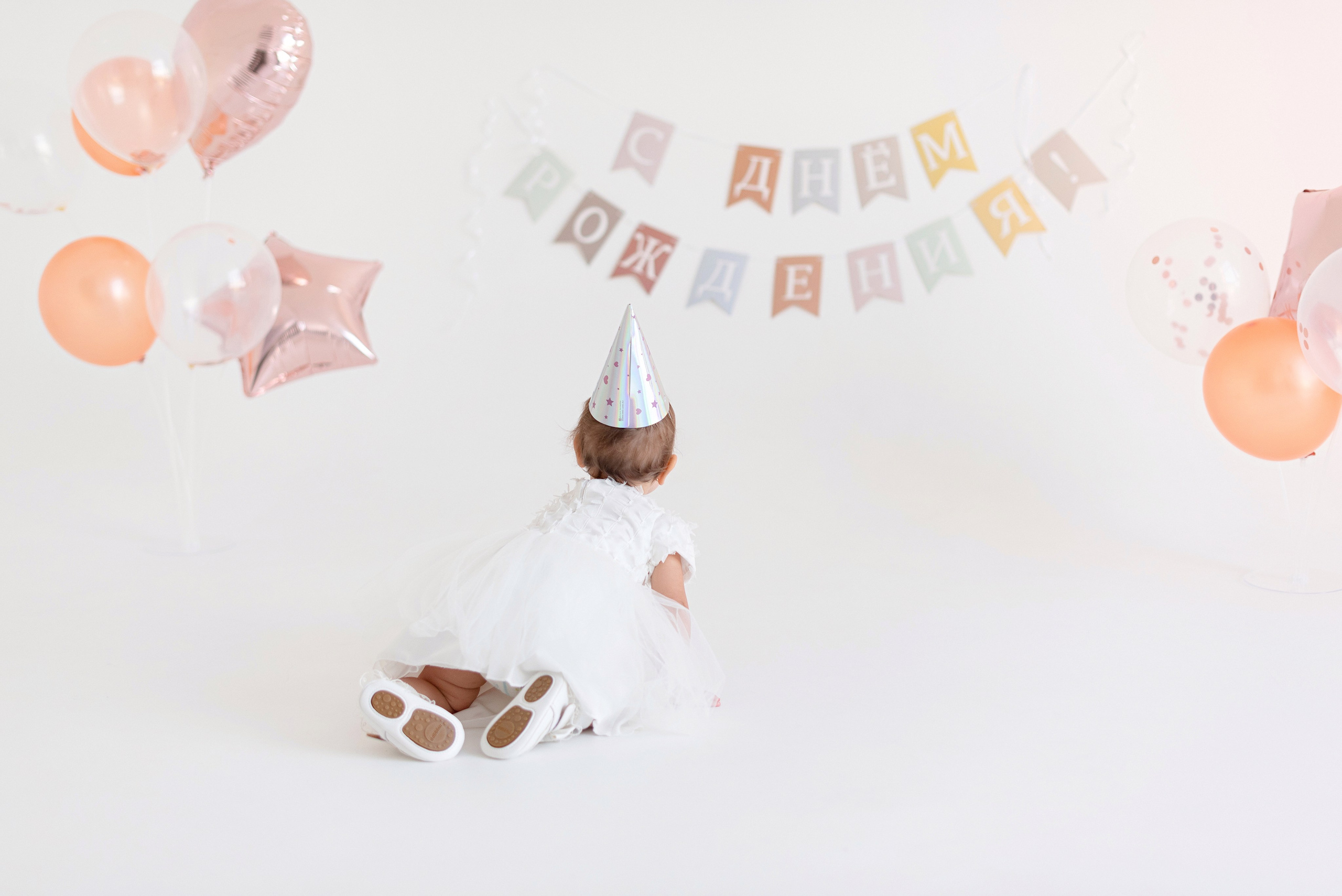Фотосессия дня рождения малыша в студии, торт, воздушные шары, мыльные пузыри, профессиональный фотограф в Сургуте и Нефтеюганске.