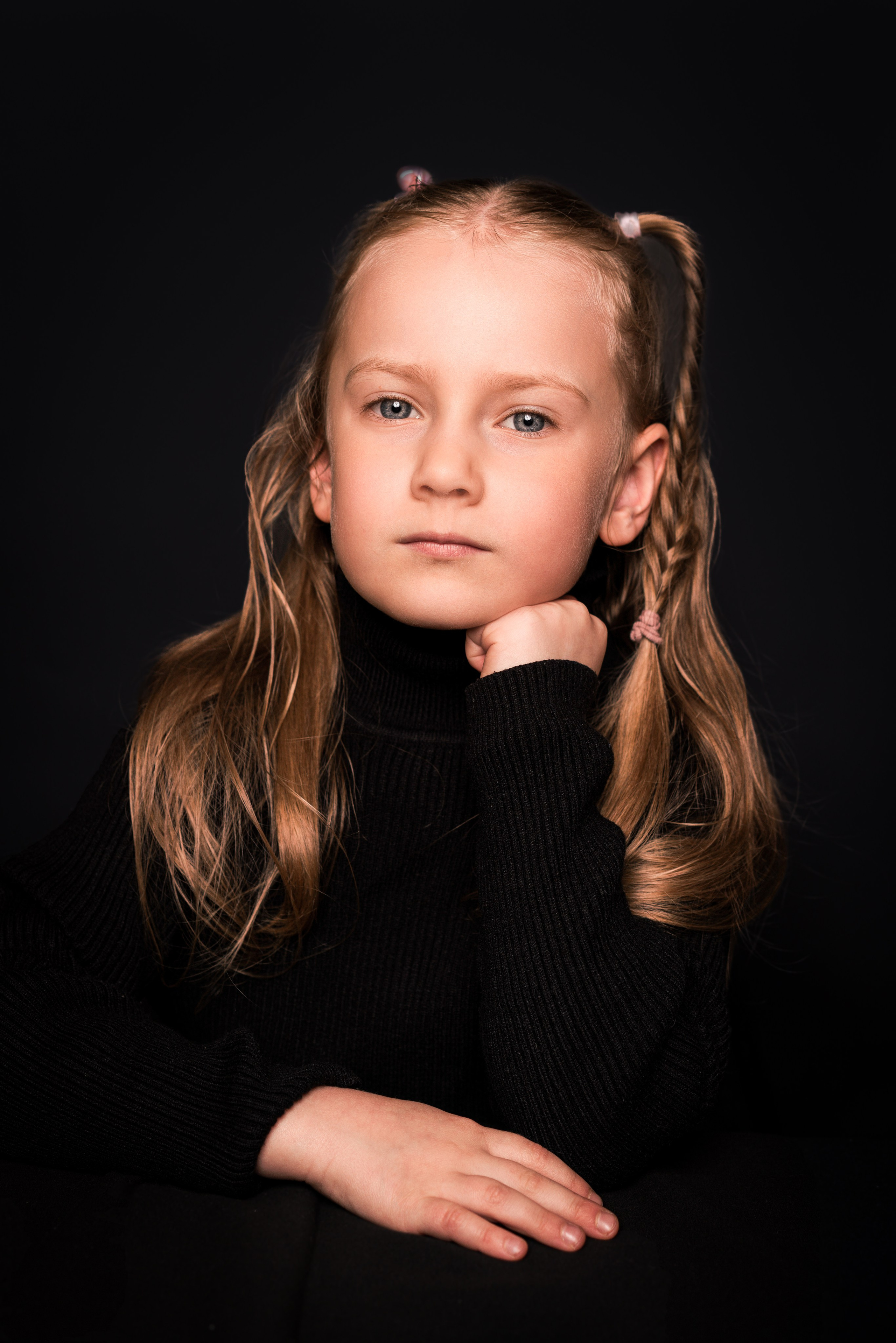 Детский сад, портреты на чёрном фоне. Фотограф Шунова Саша