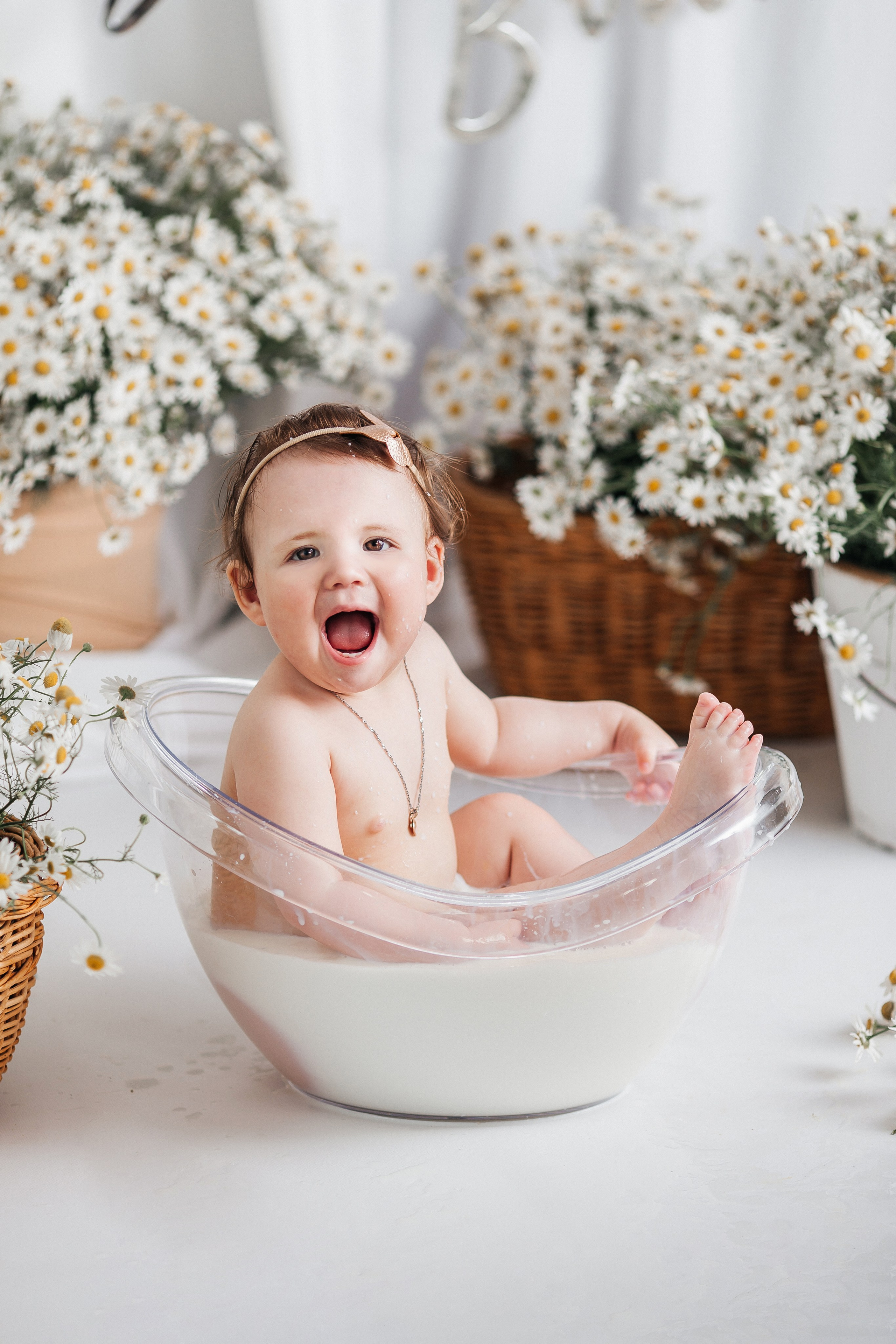 <img src="ml.jpg" alt="Молочная ванна в ромашках. Фотосессия для детей до года. Фотостудия для детей. Ульяновск.">