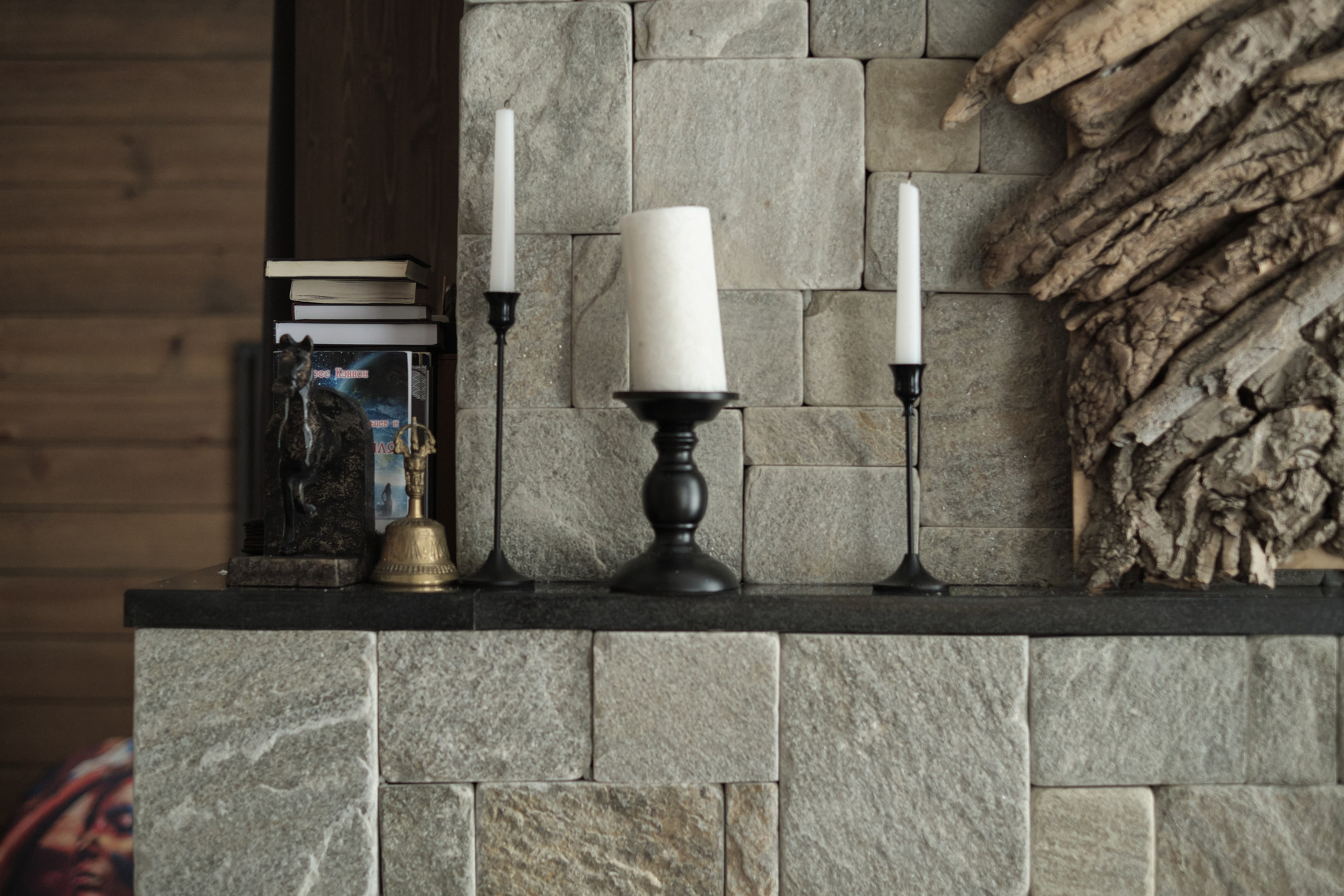 камин в загородном доме