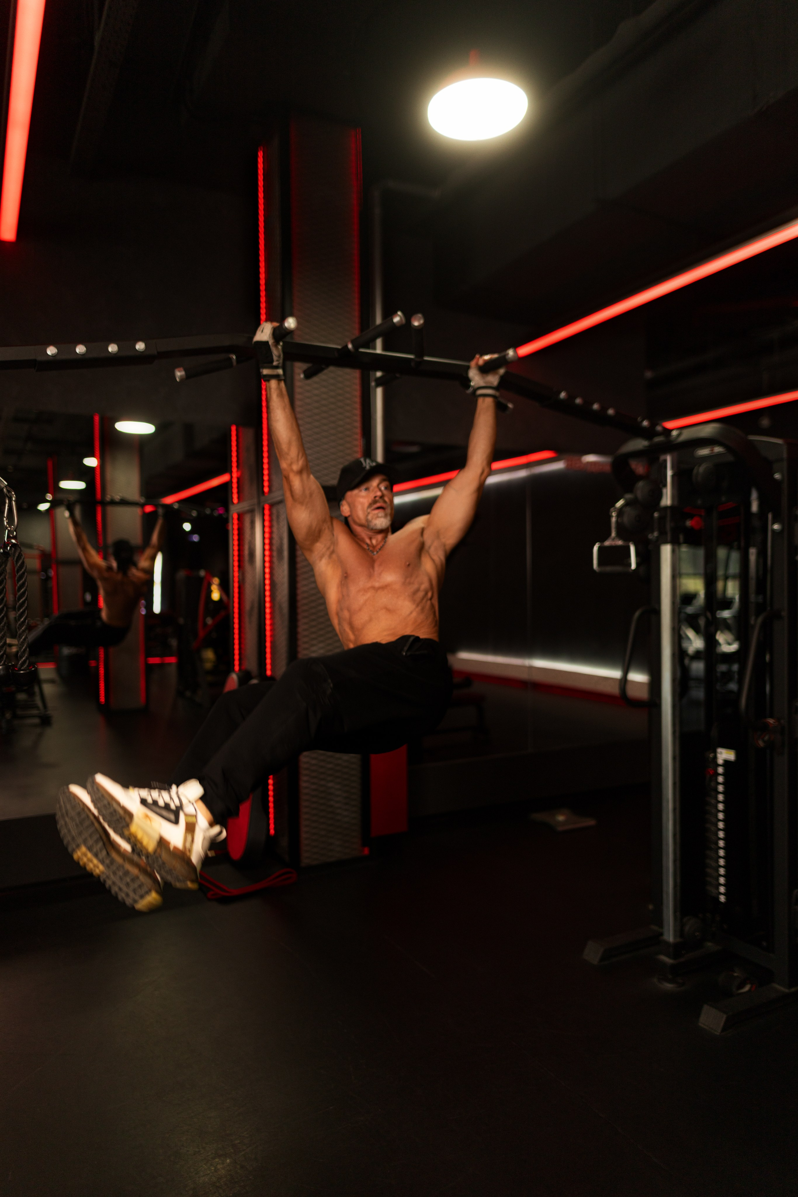 Съемка с Александром в тренажерном зале для контента. Дмитрий Шульгин, портретный фотограф в Воронеже