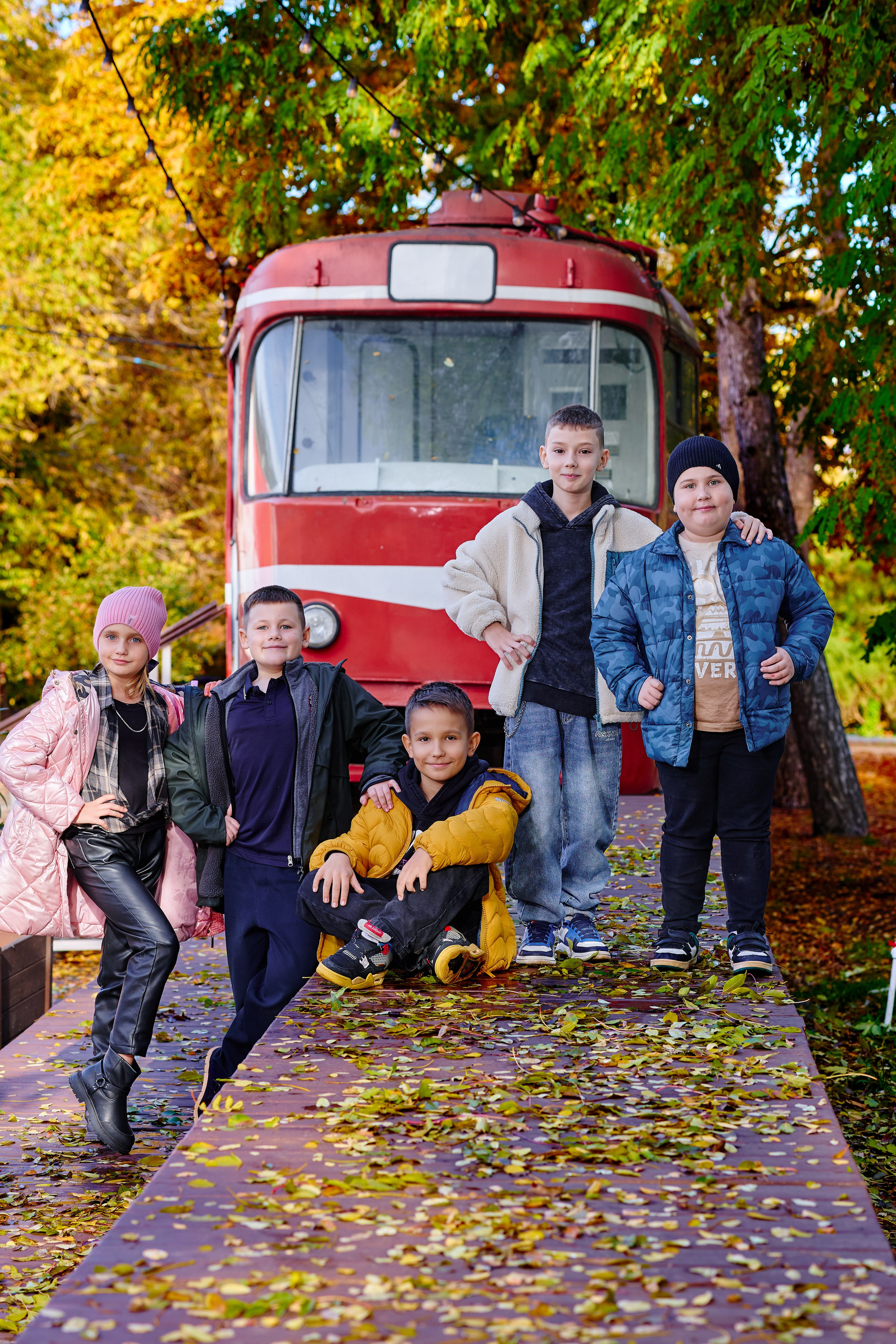 Прогулка в парке классом. Фотограф Выпускные альбомы Таганрог Сергей Коробченко