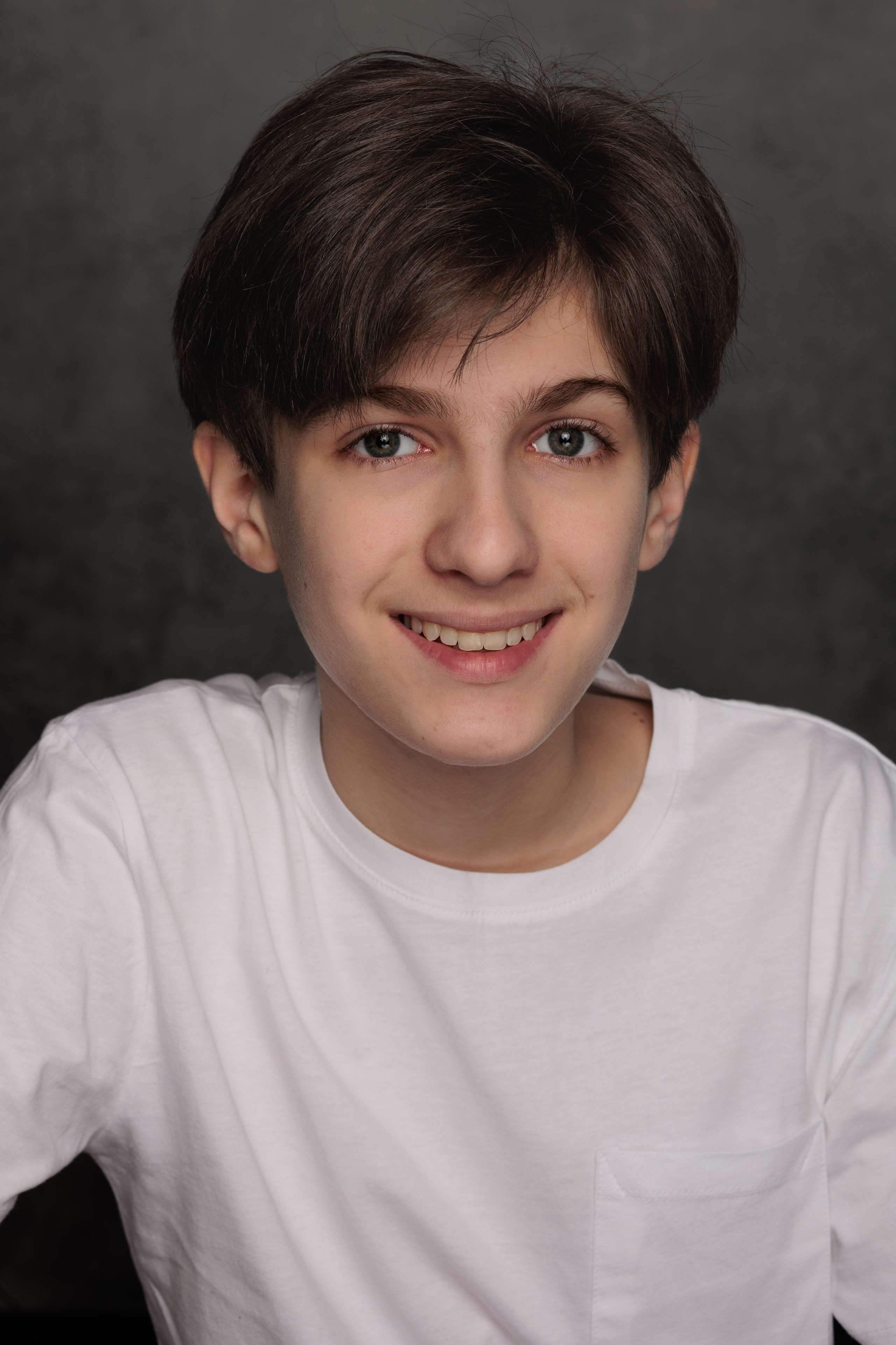 АРТЕМ. Я фотограф из Москвы к Вашим услугам