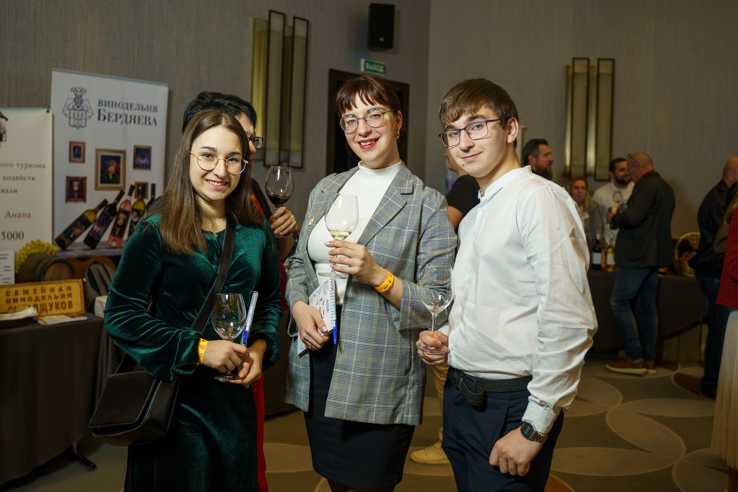 Фотоснимок  участников с винного фестиваля 