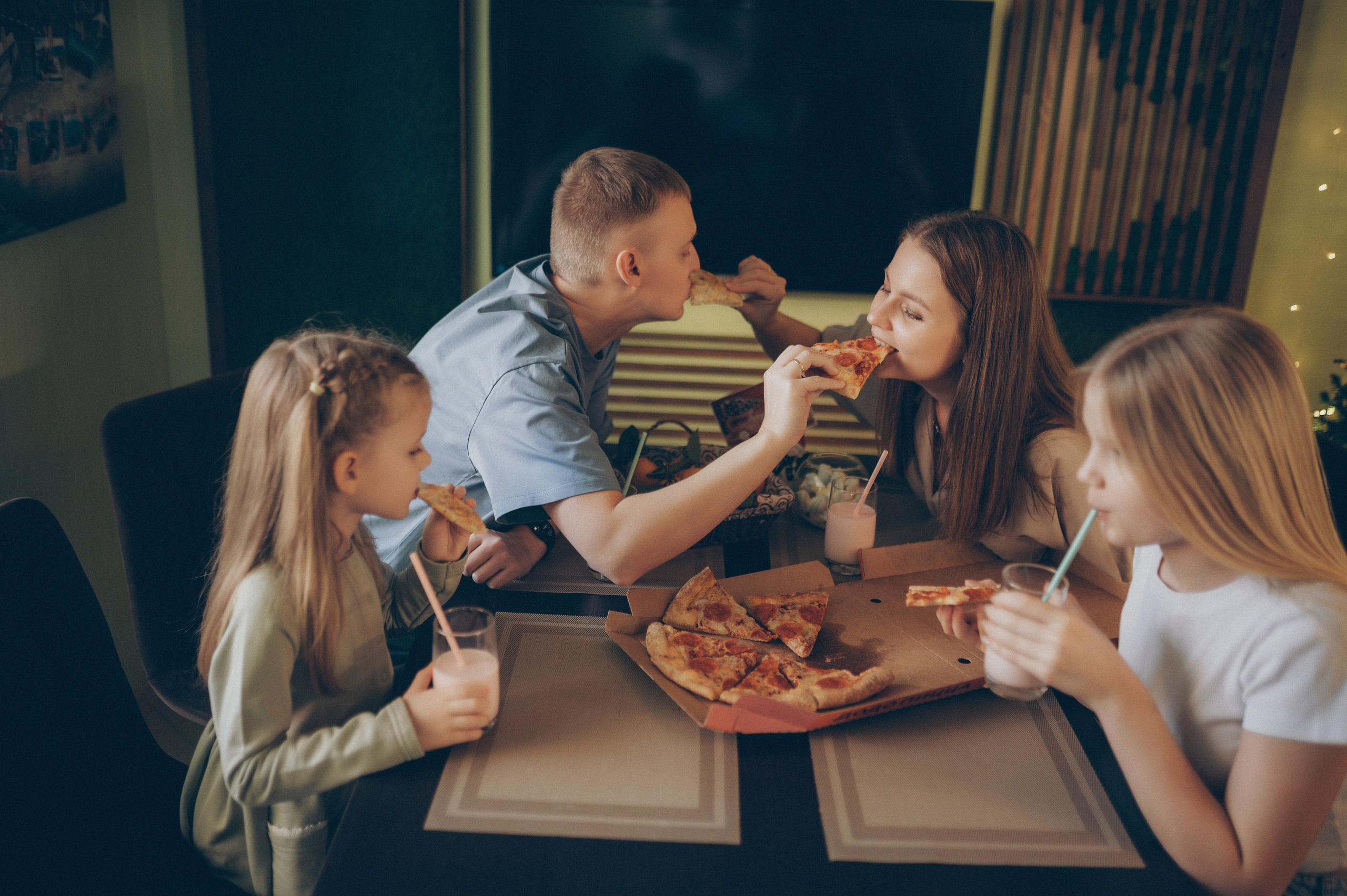 Тася, Соня, Женя и Илья (новогодняя домашняя). Фотограф, г. Лесной Свердловской области