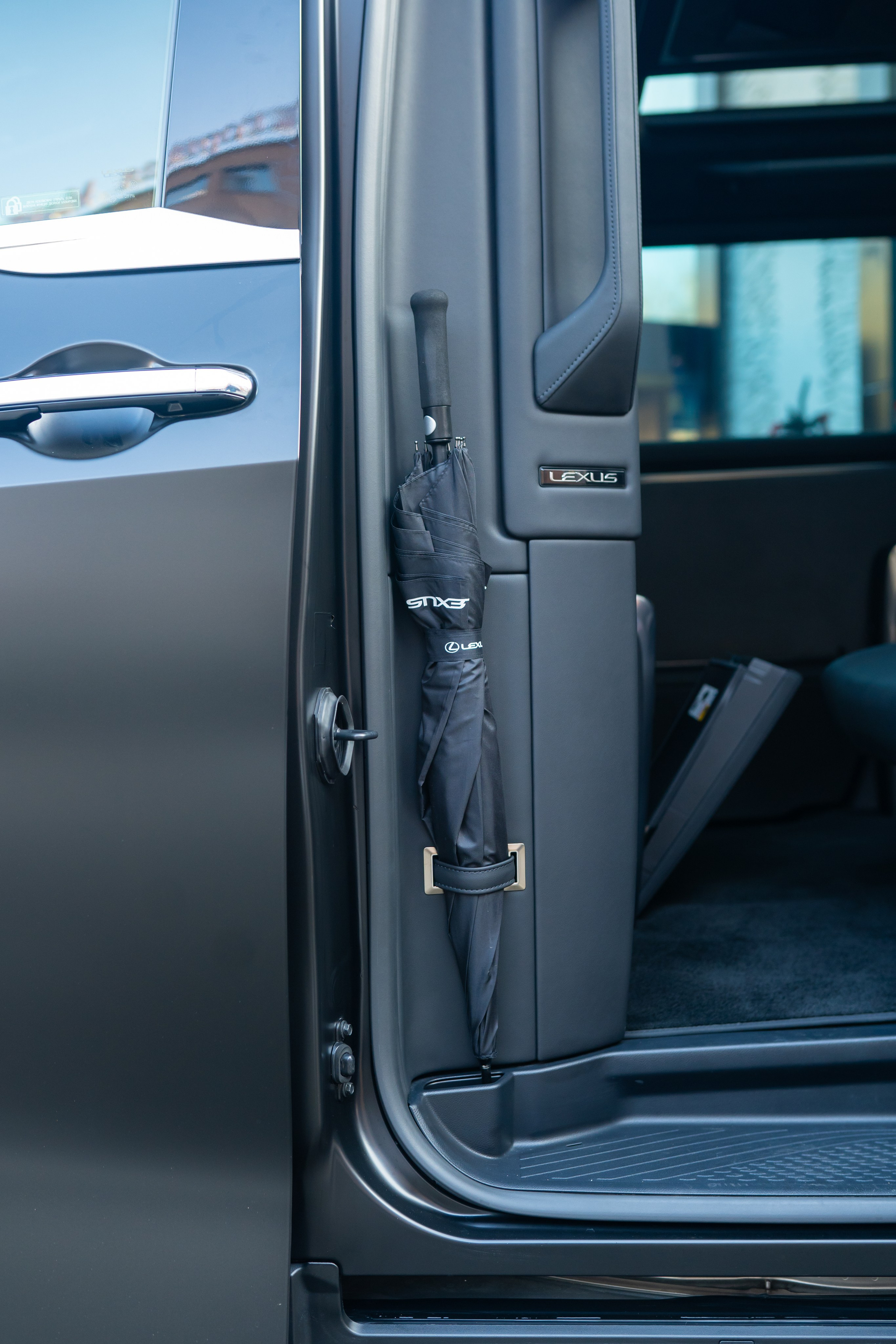 Lexus LM350h. Mirllaev