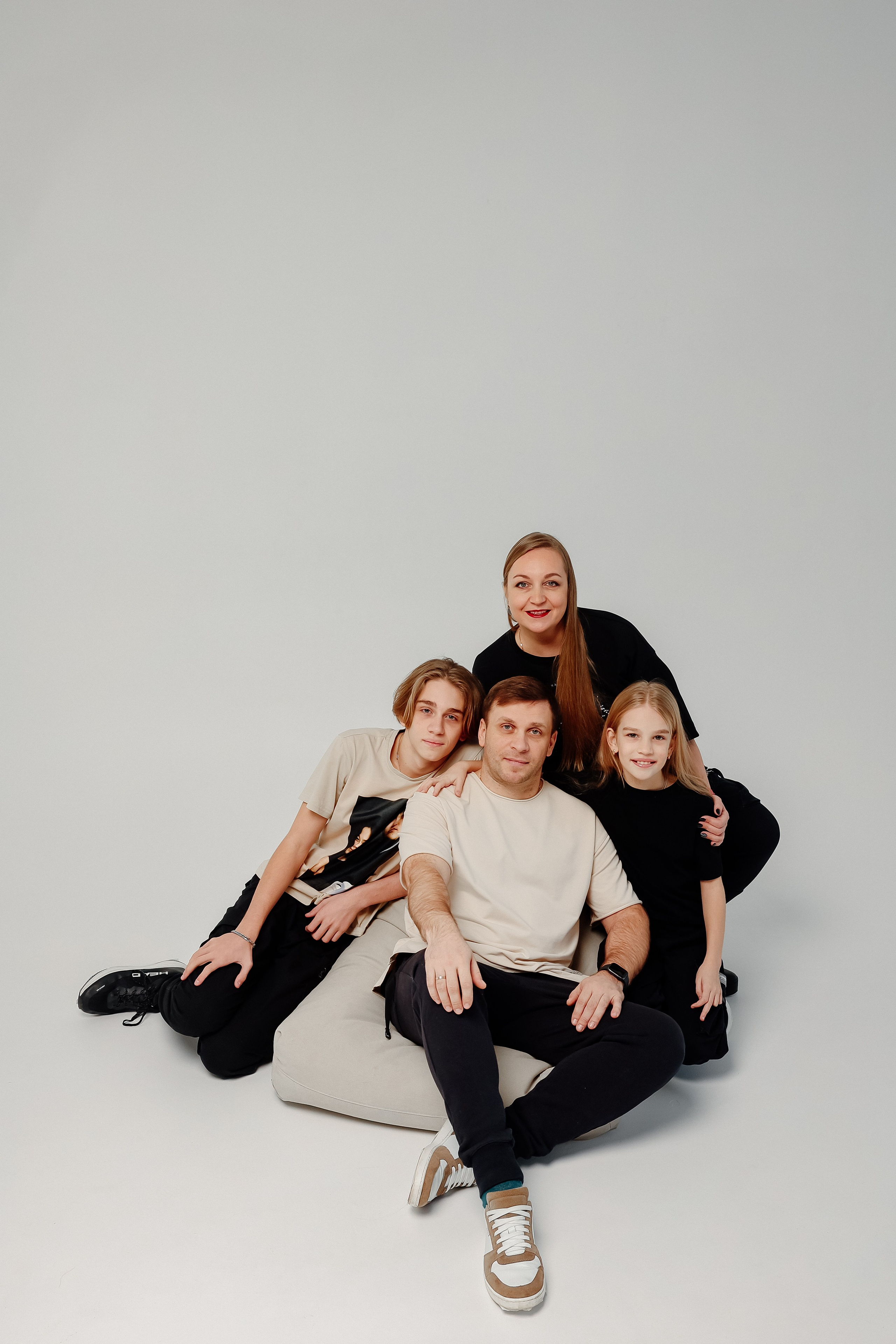 Минимализм. Фотограф Авилова Дарья ● Тюмень● Съемка больших семей ●Архив поколений