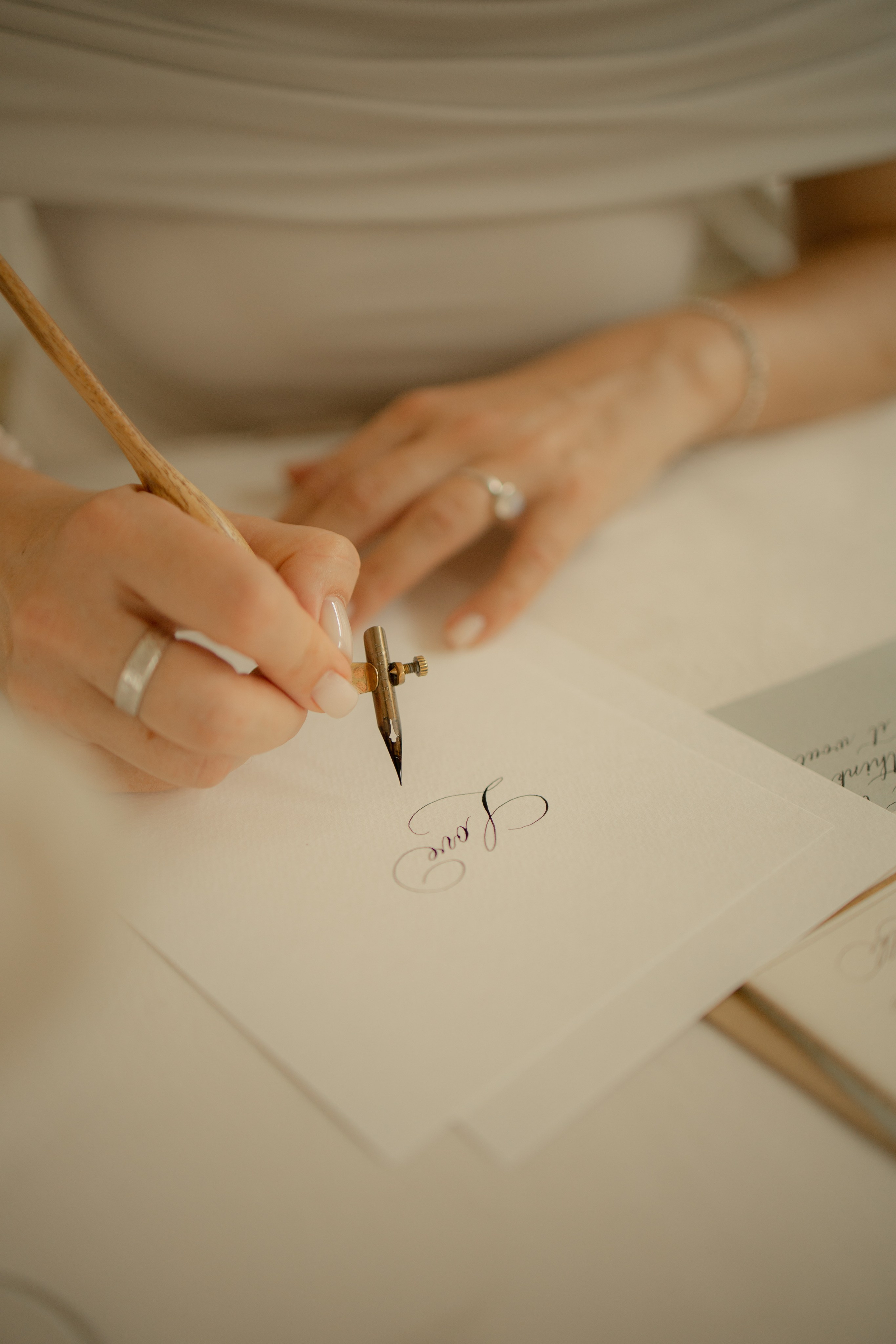 Каллиграфия. Женский фотограф Истра