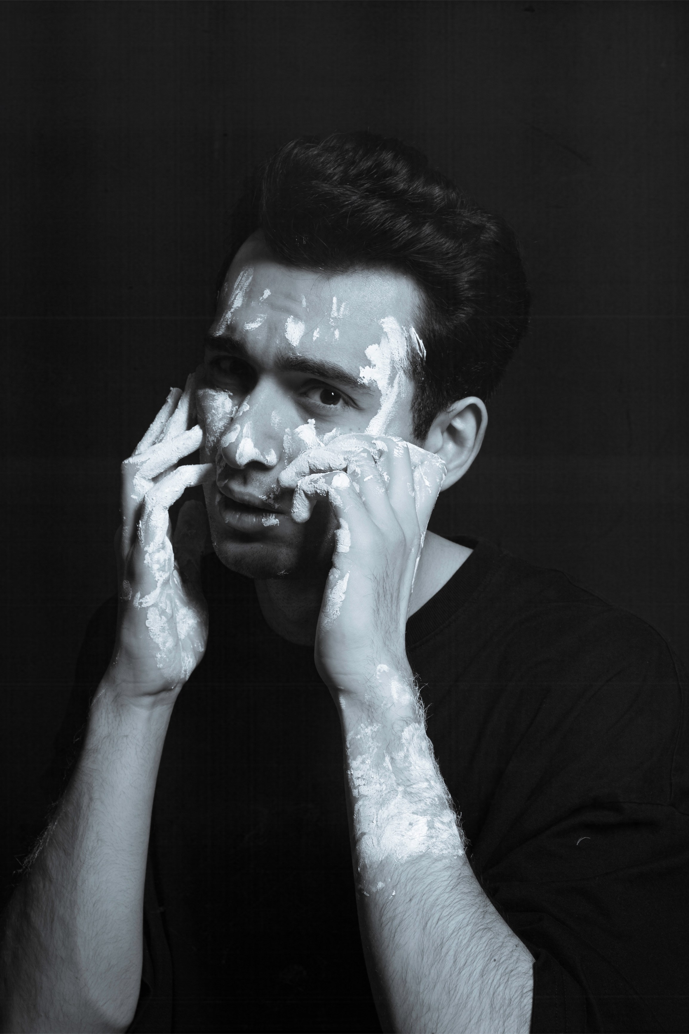 Эмоции. Краска и красные нити. Мари — фотограф и видеограф из Москвы