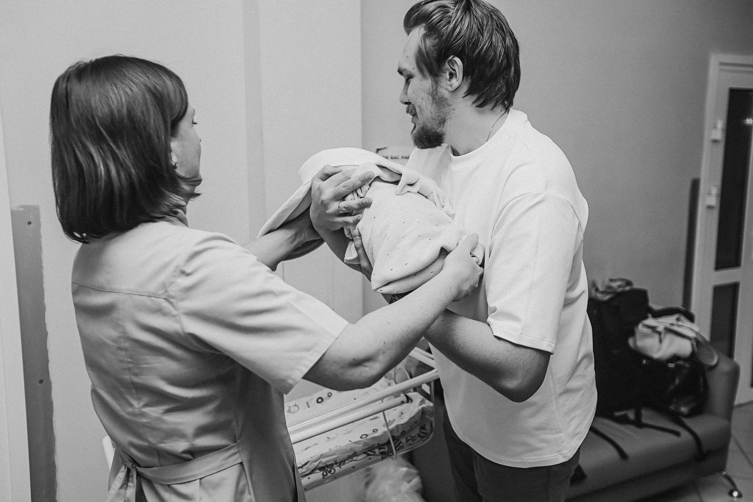 Выписка палата+внизу ПЦЭ. Семейный фотограф Тюмень, фотограф на роды Салмина Мария