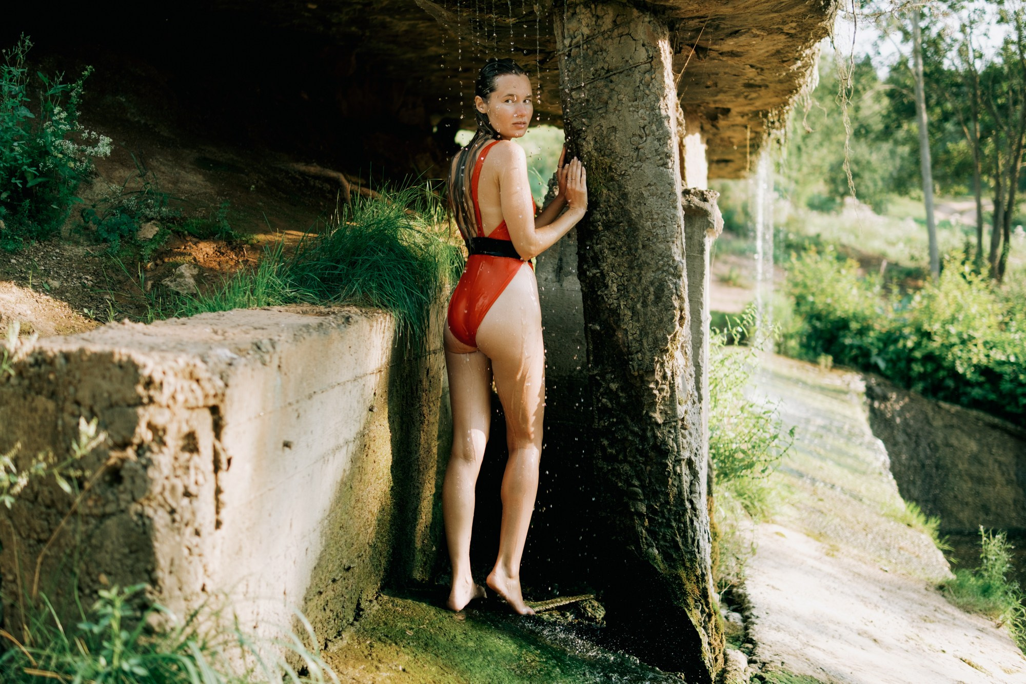 Nastya at the waterfall. Фотограф Павел Краснов