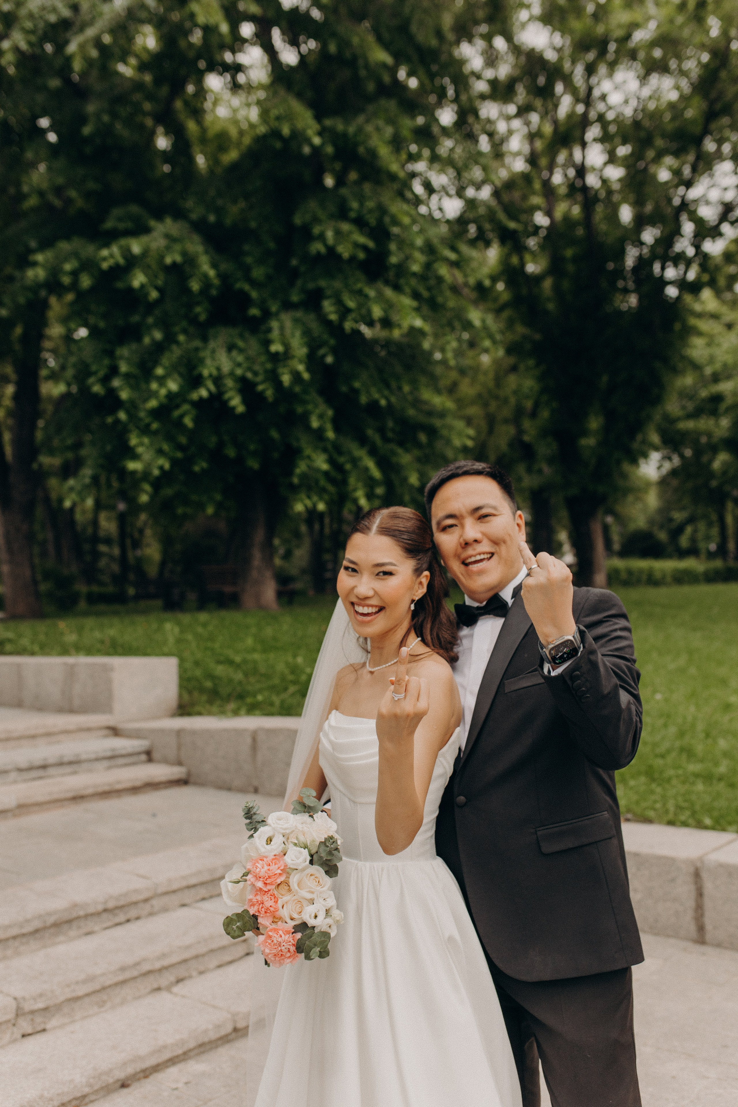 Прогулка и два бокала игристого…. Свадебный и семейный фотограф в Алматы Laura Dosmann