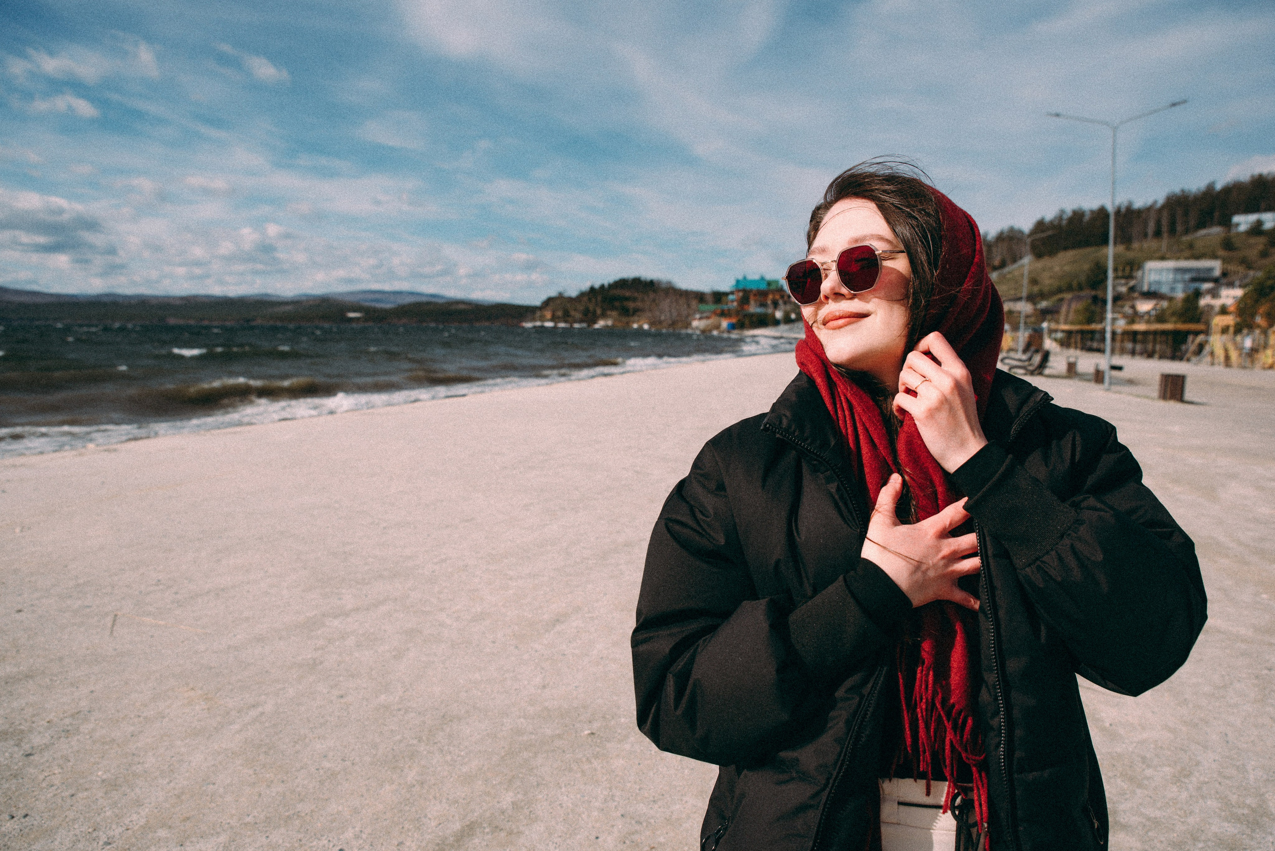 красный шарф на шее девушки