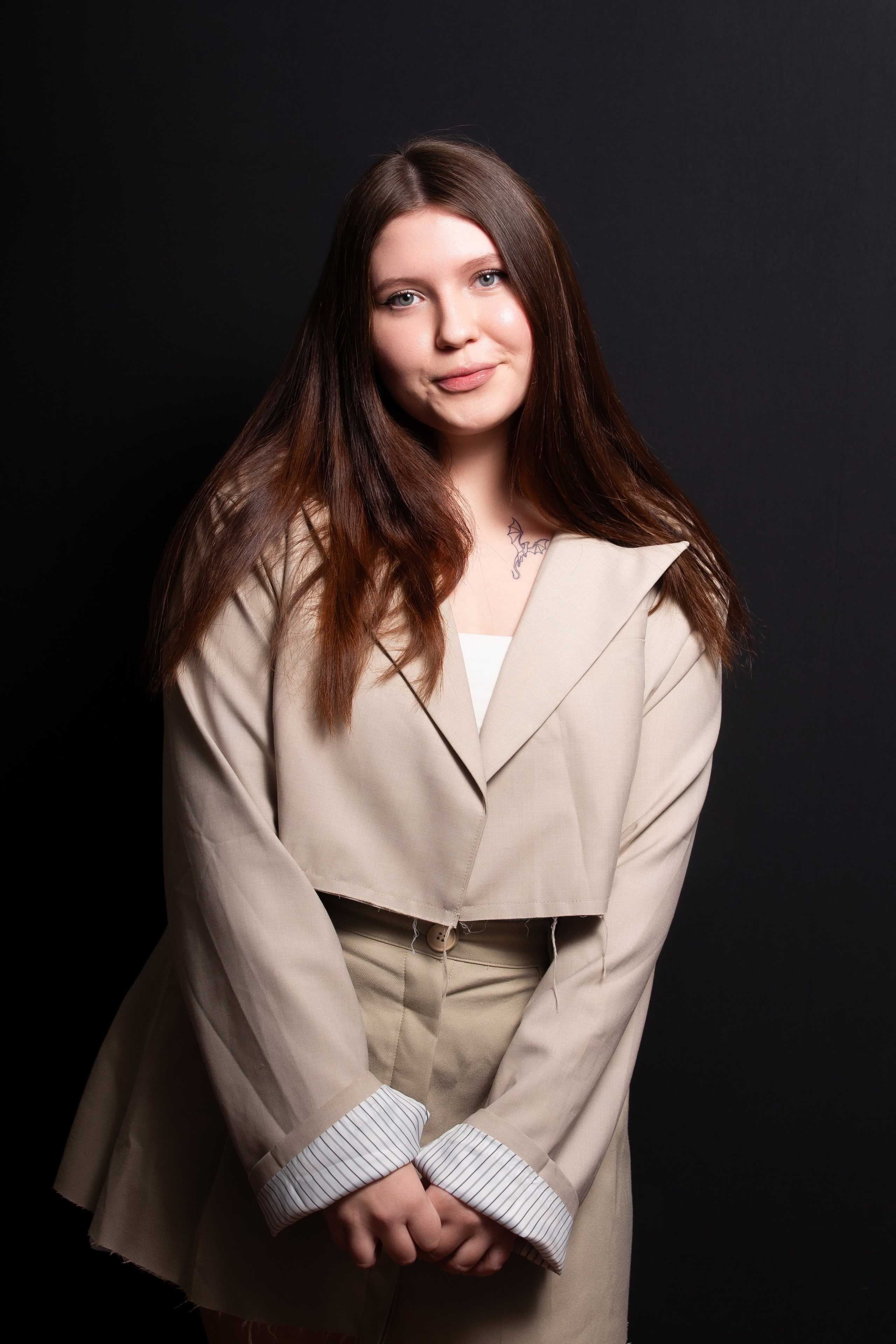 Портретная фотосессия для учеников 9 класса на чёрном фоне | Школьный фотограф Николай Богатырёв | Твой альбом / Твои правила. ТВОЙ АЛЬБОМ / ТВОИ ПРАВИЛА