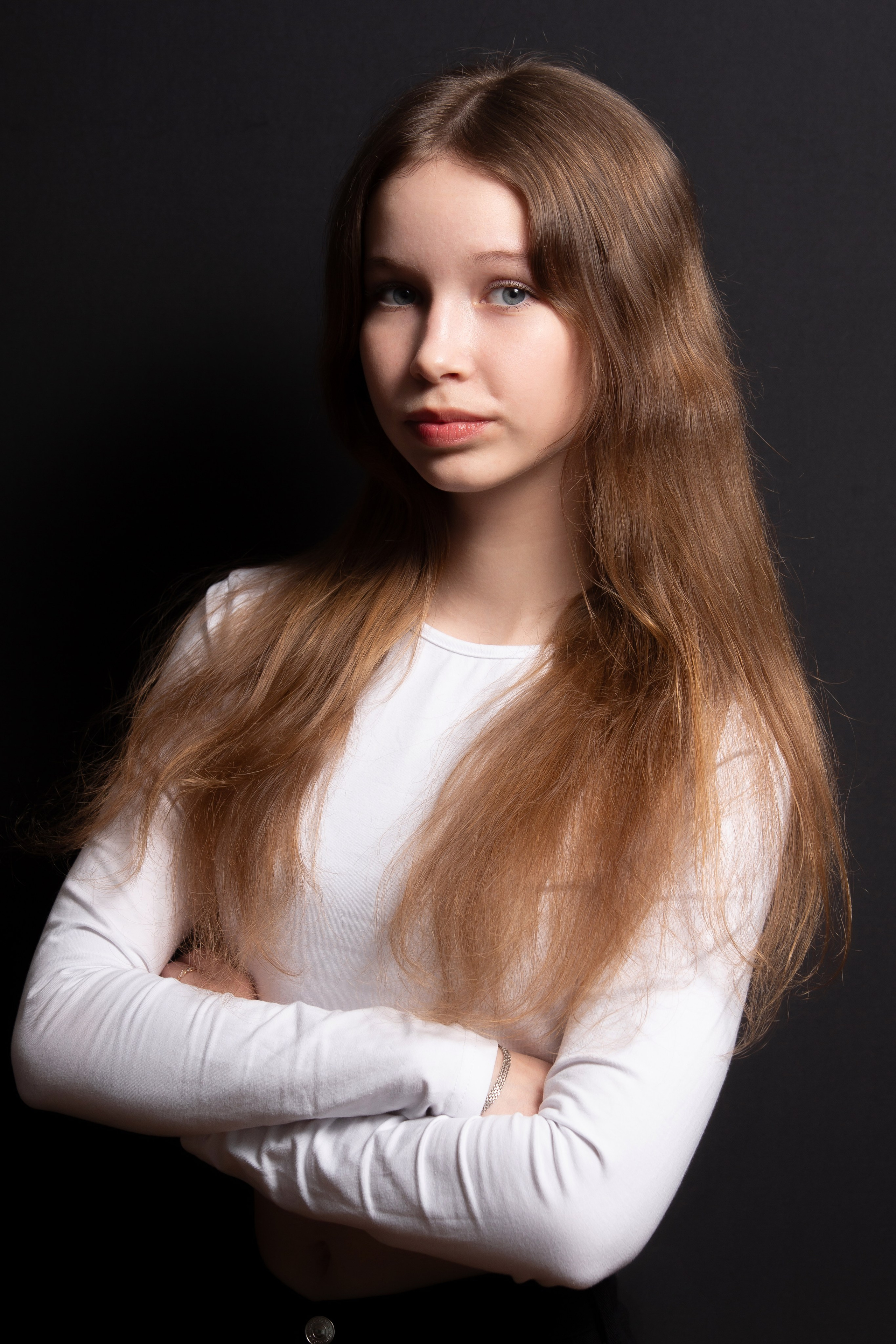 Портретная фотосессия для учеников 9 класса на чёрном фоне | Школьный фотограф Николай Богатырёв | Твой альбом / Твои правила. ТВОЙ АЛЬБОМ / ТВОИ ПРАВИЛА