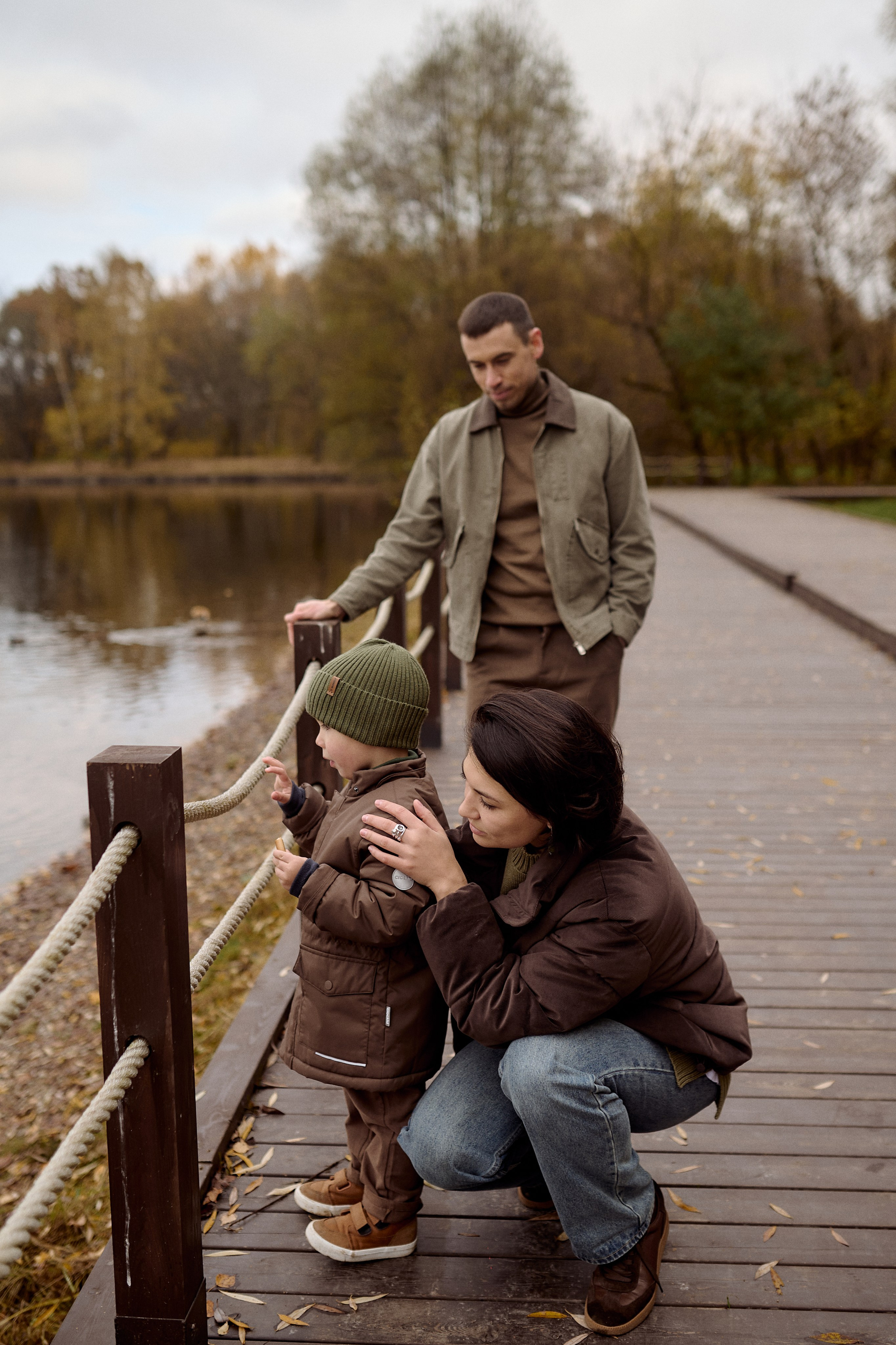 Вова, Юля и Максим в осеннем парке. Семейный и свадебный lifestyle-фотограф в Москве Мария Петрова