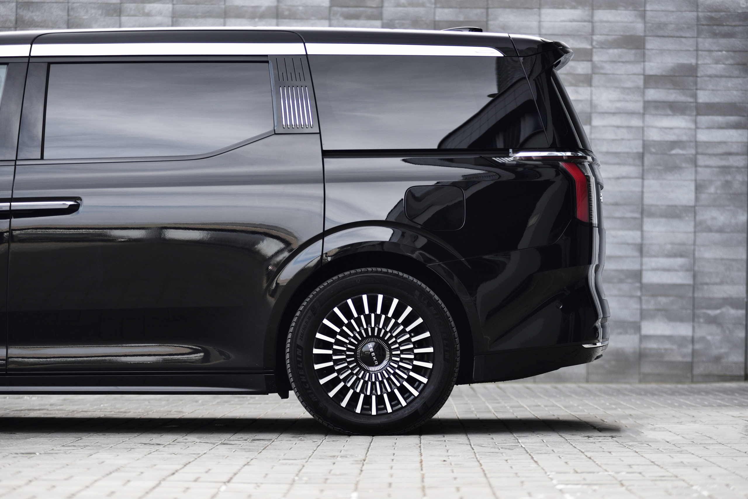 Zeekr 009. Автомобильный и интерьерный фотограф в Минске Александр Тагаев