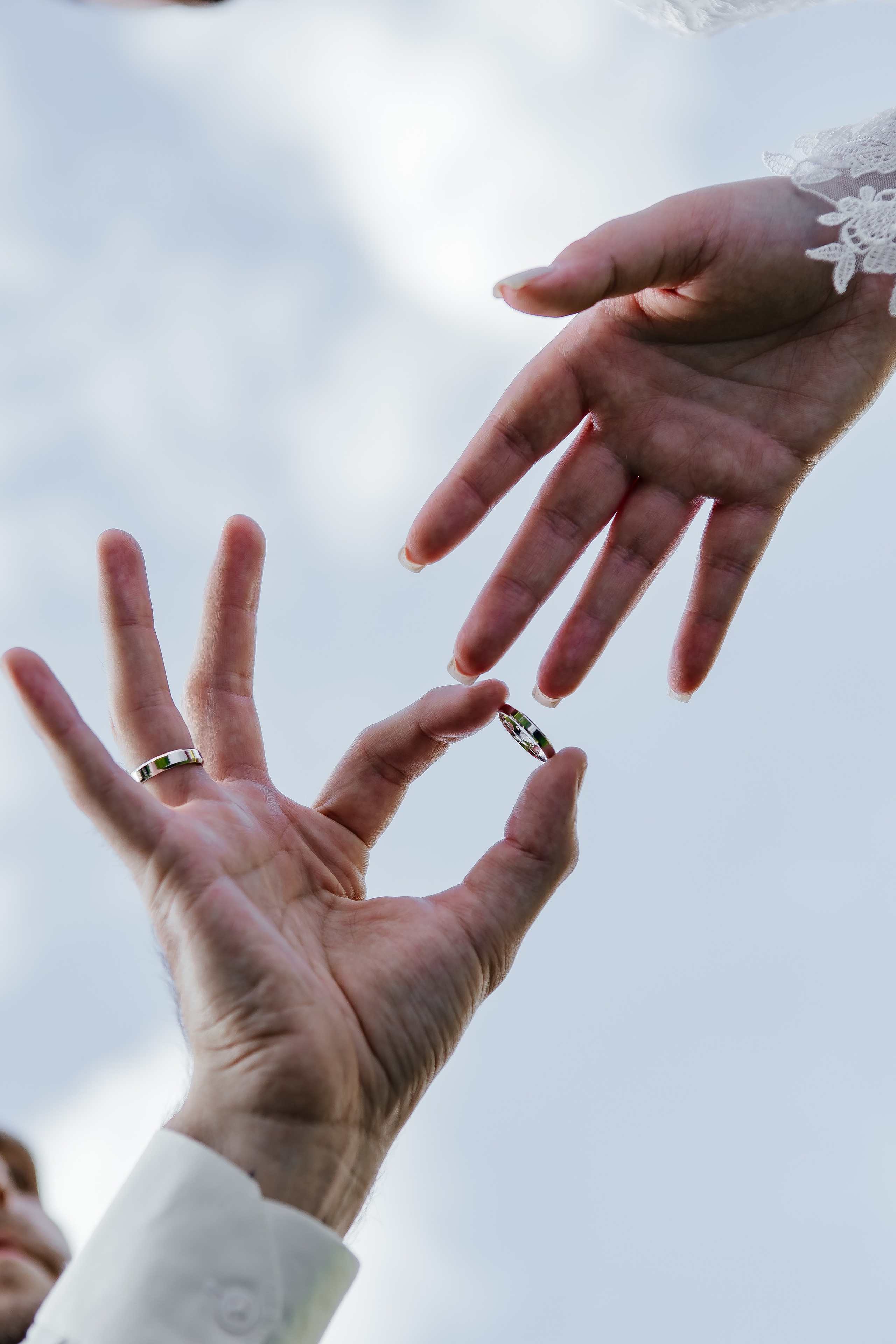 Романтическая свадебная фотопрогулка в Царицыно после ЗАГСа. Свадебный фотограф в Москве