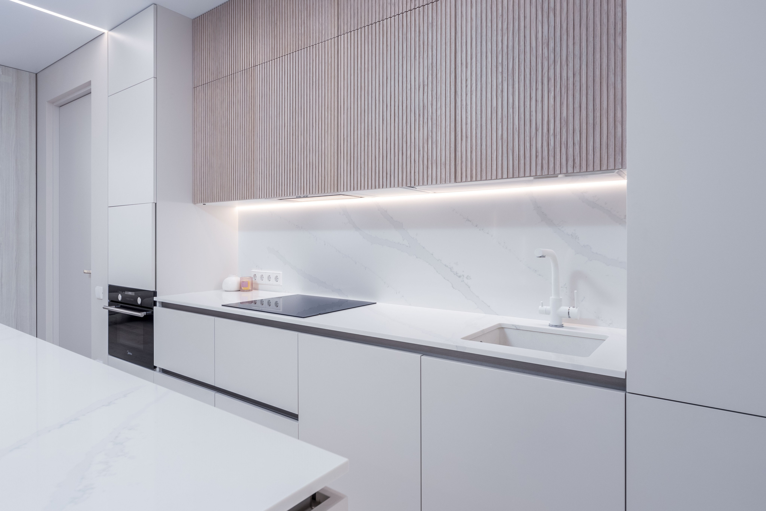 Интерьер зоны приготовления пищи в кухне - фотограф Sakavita Media