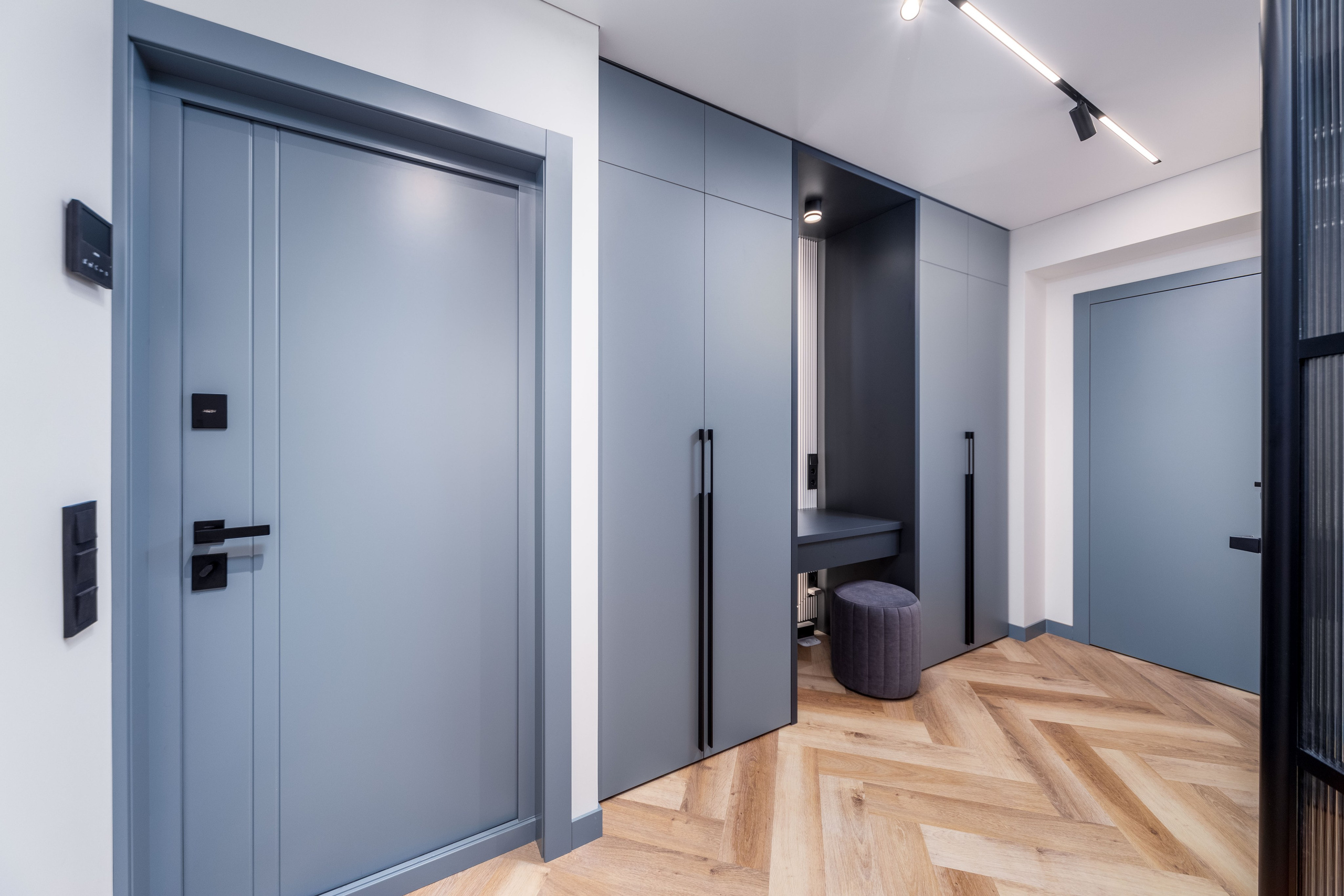 Прихожая - входная зона и система хранения в двухкомнатной квартире