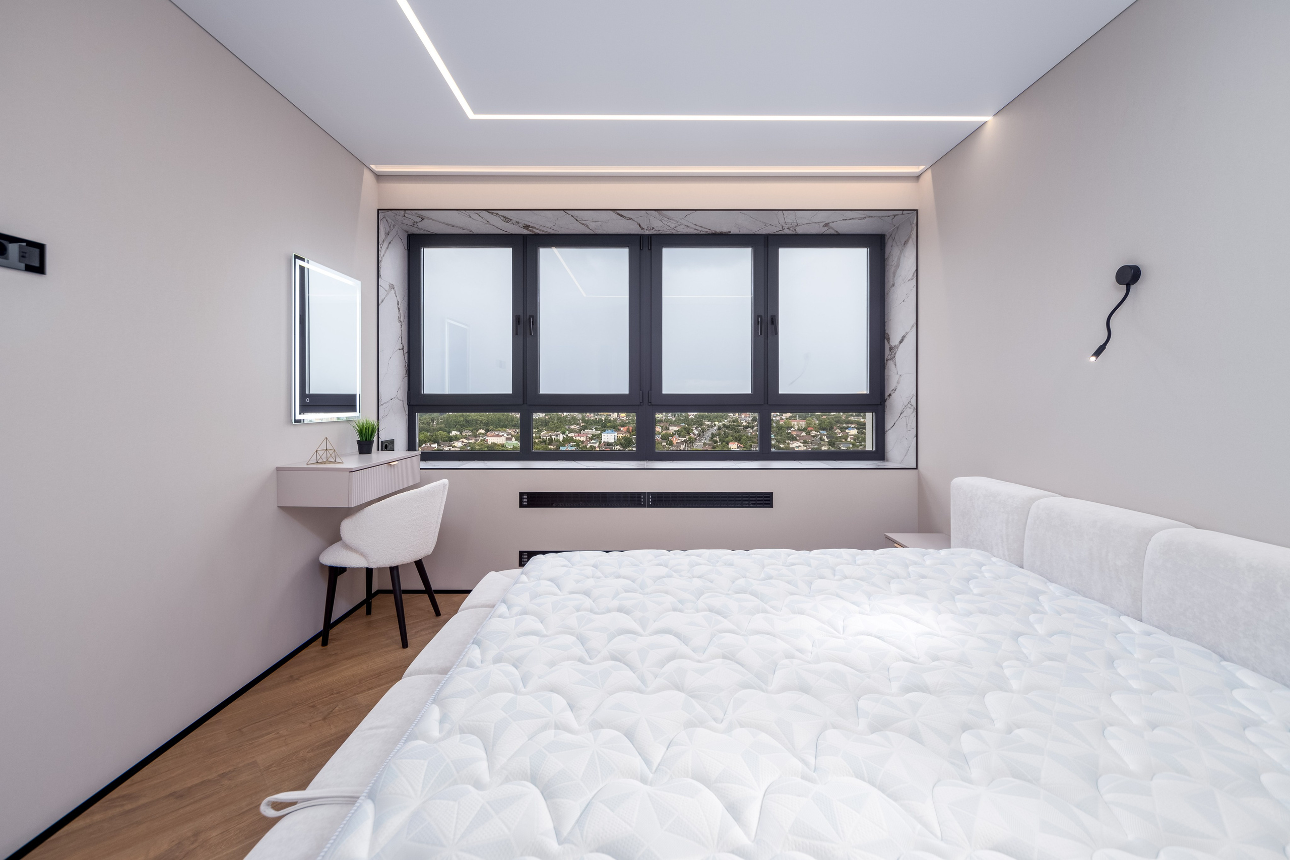 Фото интерьера спальни с видом на город в трехкомнатной квартире в Минске