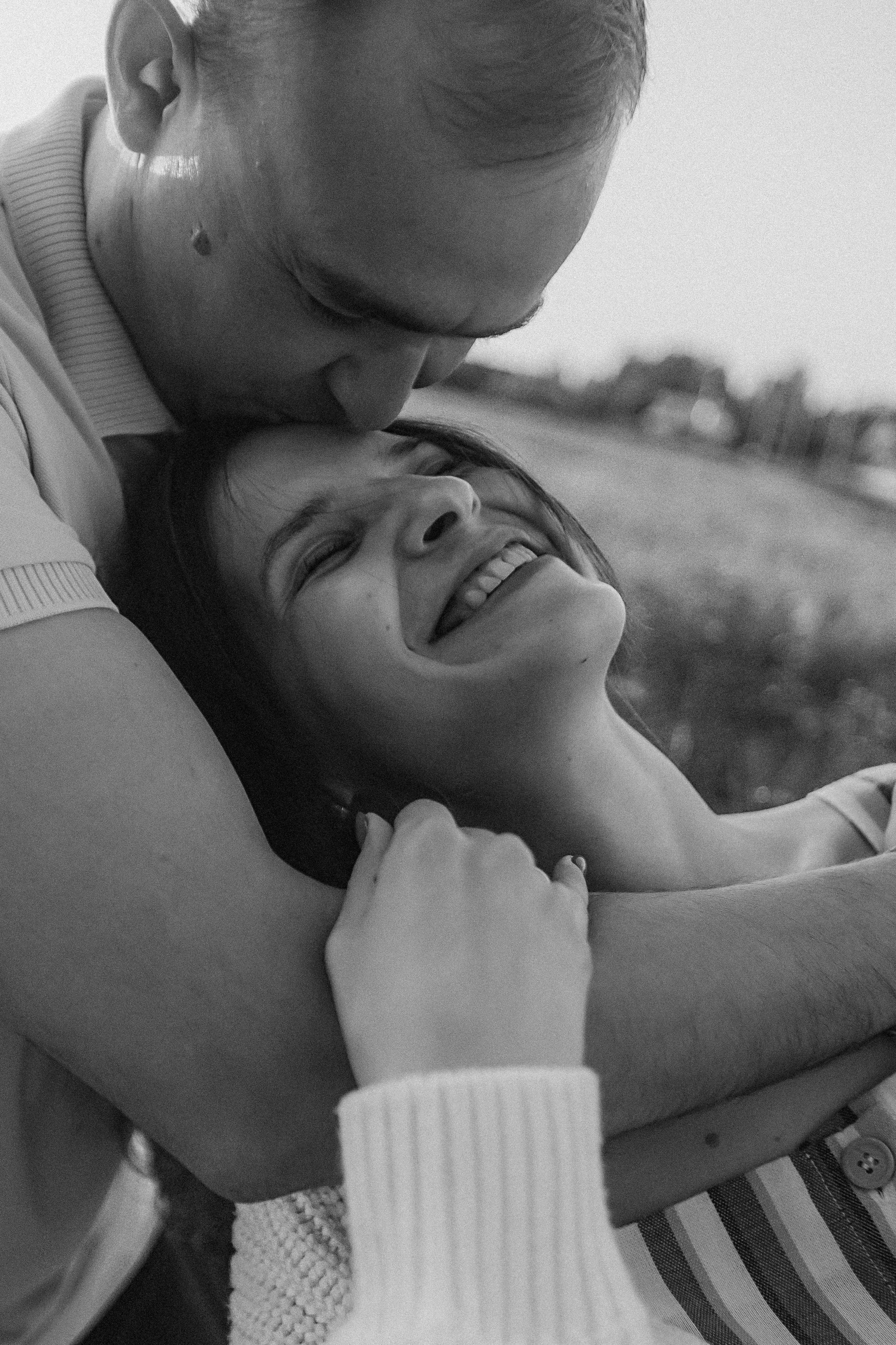 Поле love story на закате. Семейный фотограф Тюмень, фотограф на роды Салмина Мария