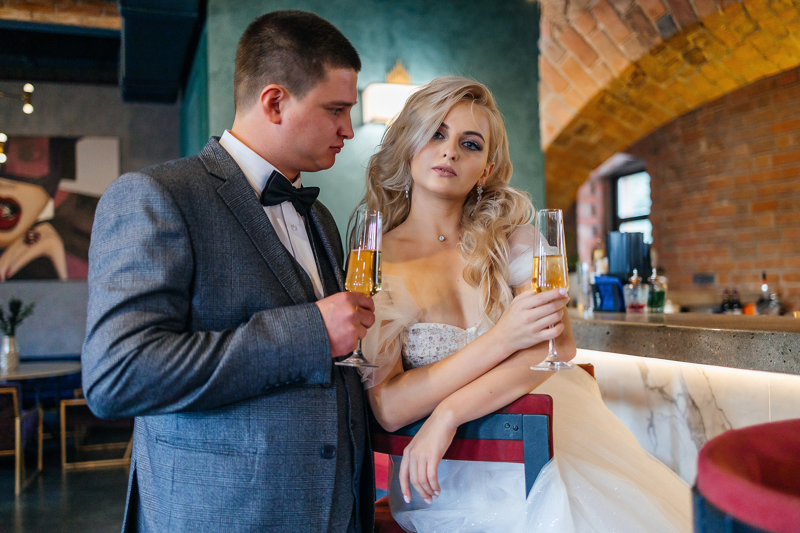 Стильная фотосессия пары в интерьерах ресторана. Олег Сверчков | Свадебный фотограф Вологда