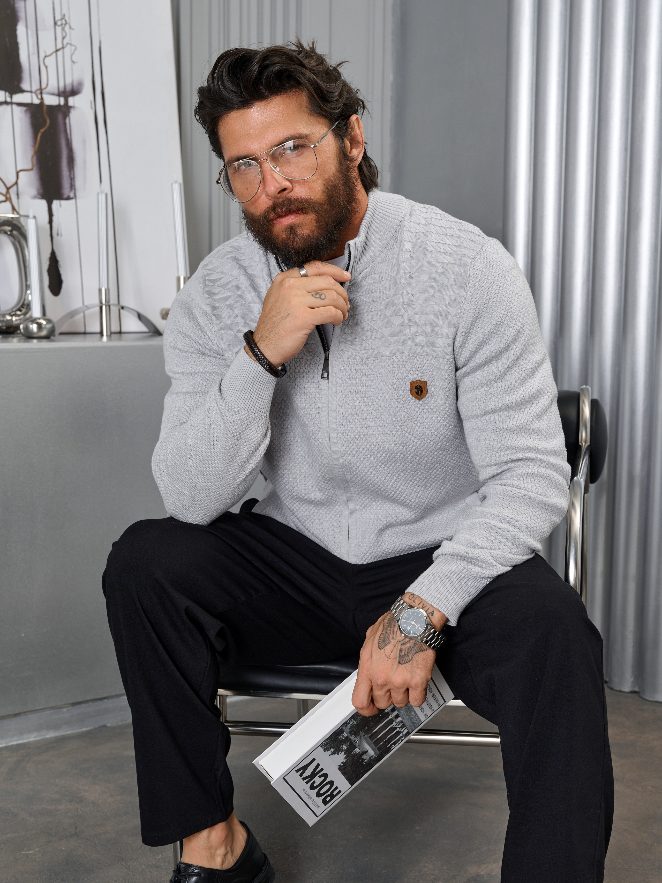 Фотосъемка мужской одежды для интернет-магазина — мужчина с татуировками в сером свитере