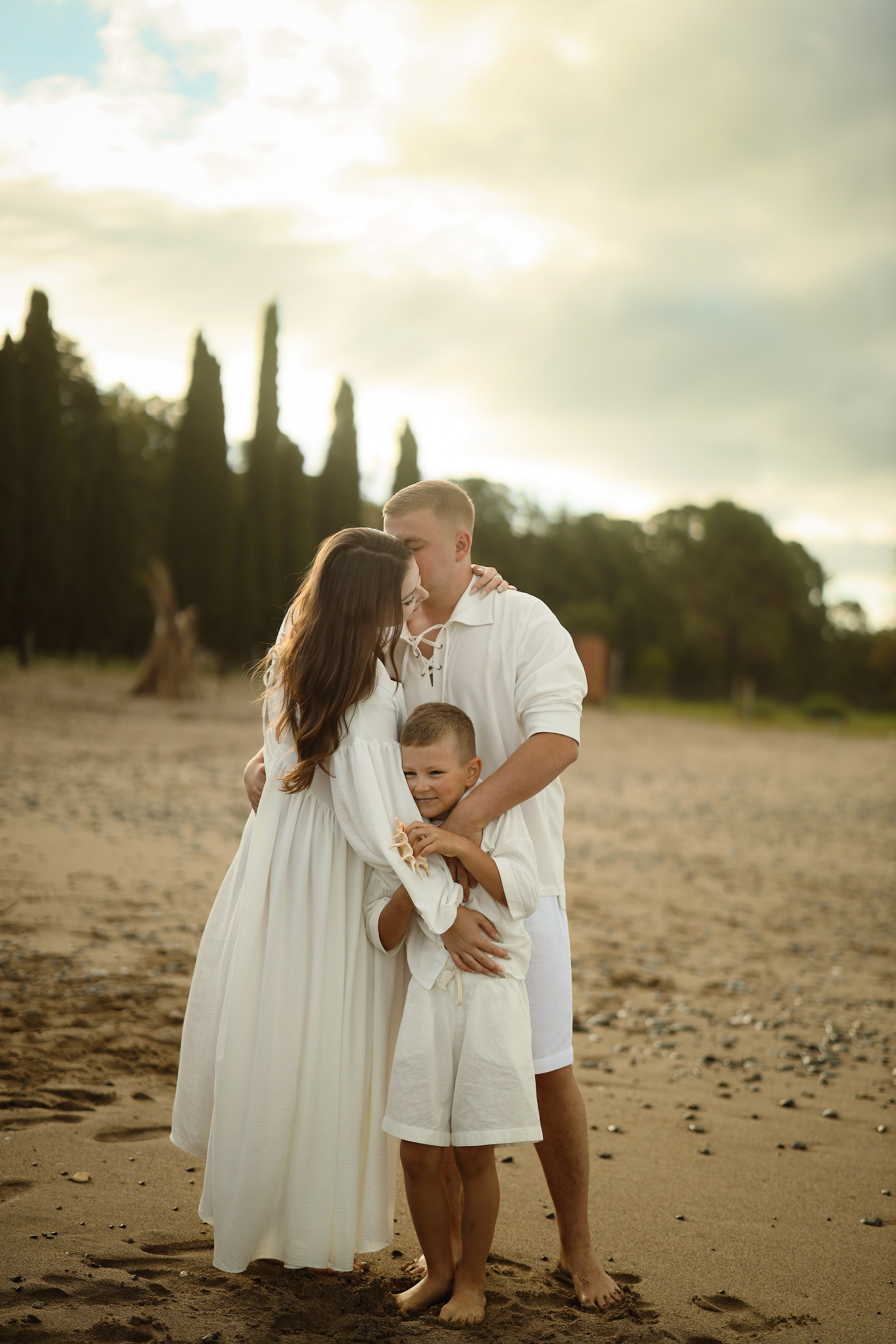 Семейная фотосессия на пляже в Сухуме. Свадебный и семейный фотограф в Абхазии Жанна Соснина