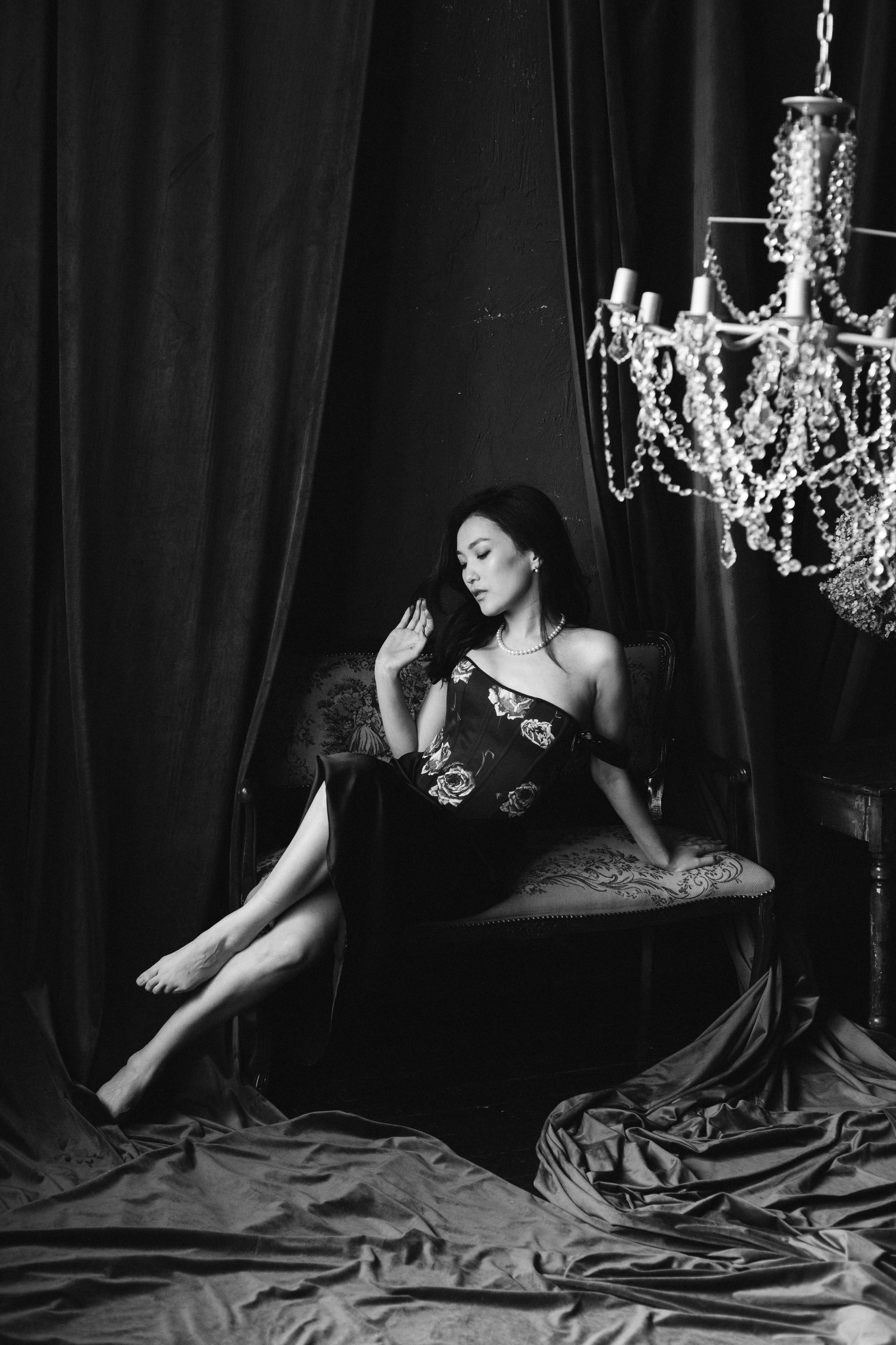 Драматичный женский портрет, глубокий взгляд, контрастное освещение,фотосессия Новосибирск, женская фотосессия в Новосибирске, женский фотограф, фотосессия в студии, красивая девушка