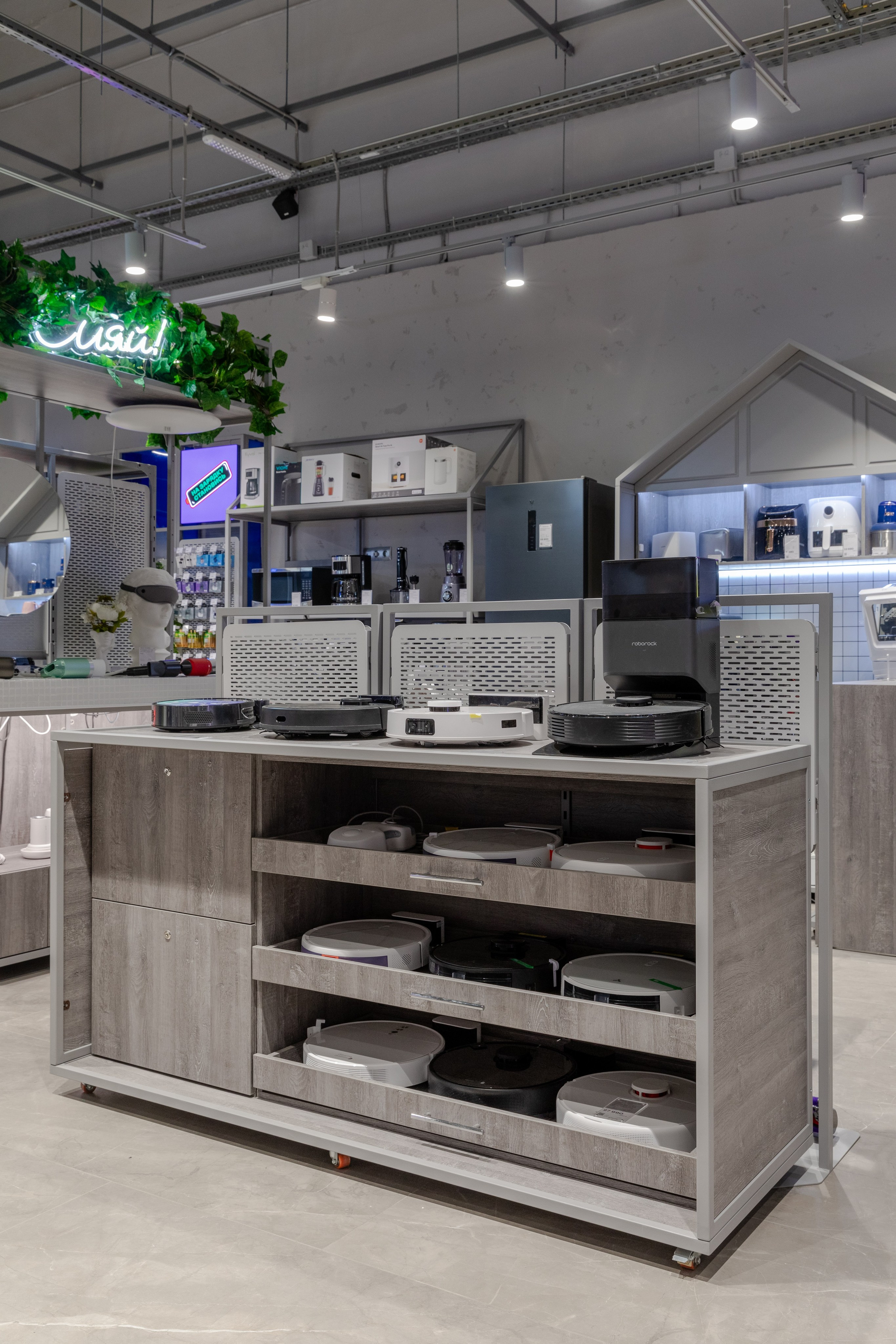 Интерьерная фотосъемка магазина ВСЁСМАРТ - магазин умных гаджетов. Интерьерный фотограф в Сочи Владислав Нагин