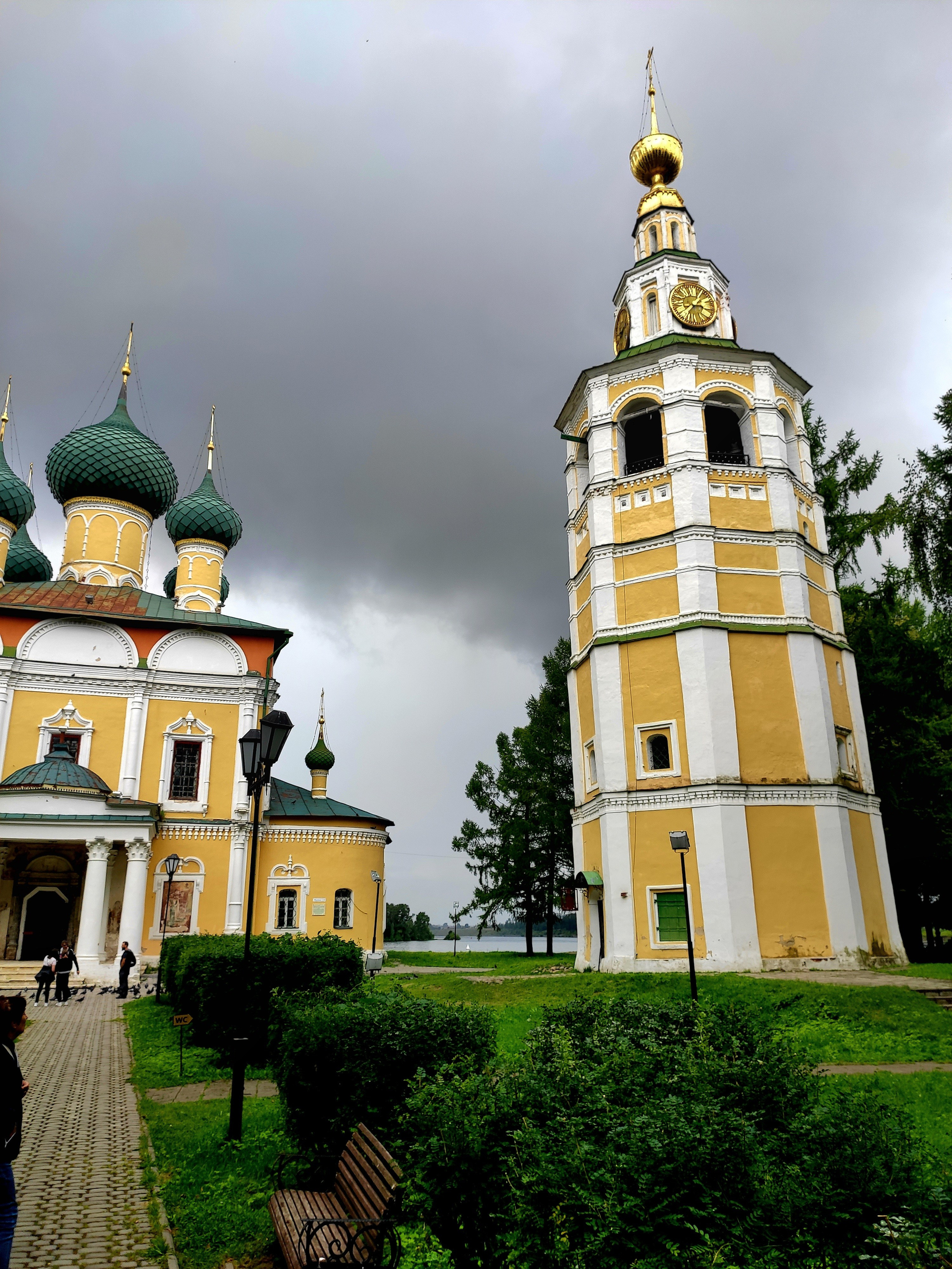 Спасо-Преображенский собор, построен был в начале XVIII в. ярославскими мастерами. Перед древнерусским храмом портик в классическом стиле был построен в середине XIX в. и подпортил общий облик