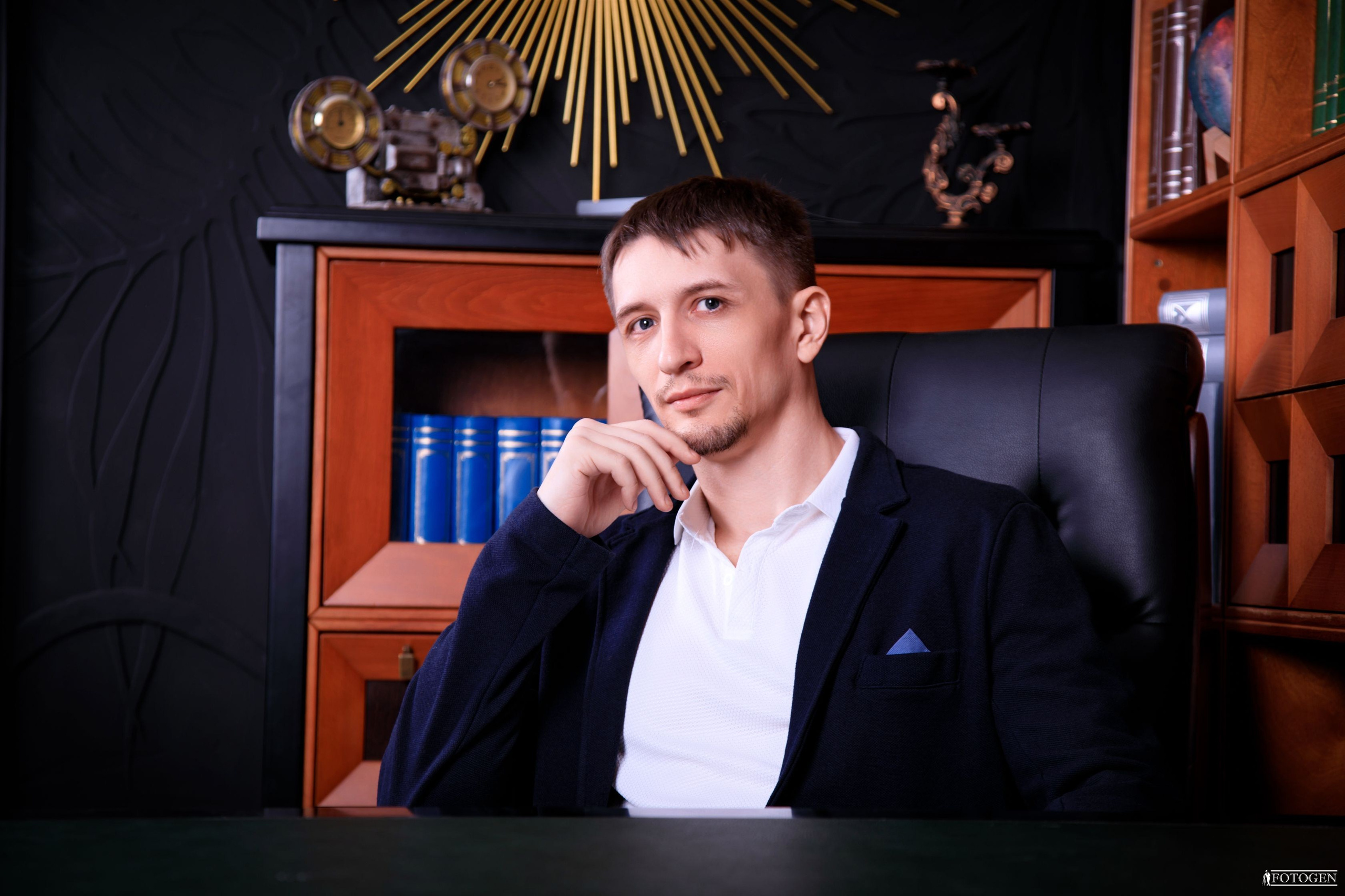 Профессиональная мужская фотосессия в Fotogen: Ваша история в кадре. Интерьерная фотостудия FOTOGEN г. Краснодар