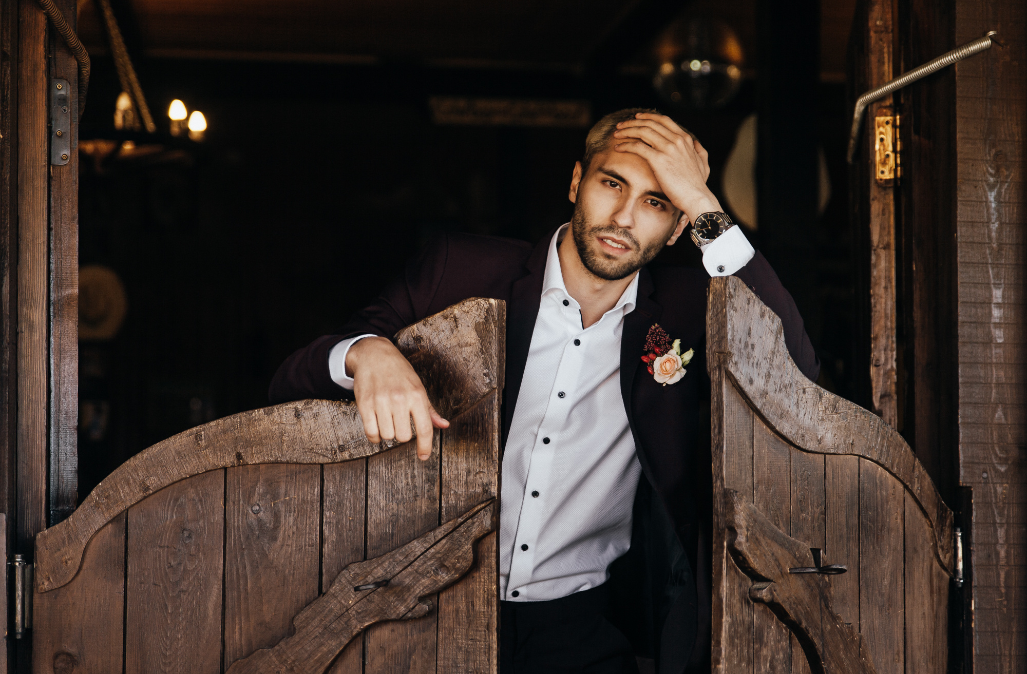 Жених на конном ранчо в загородном отеле