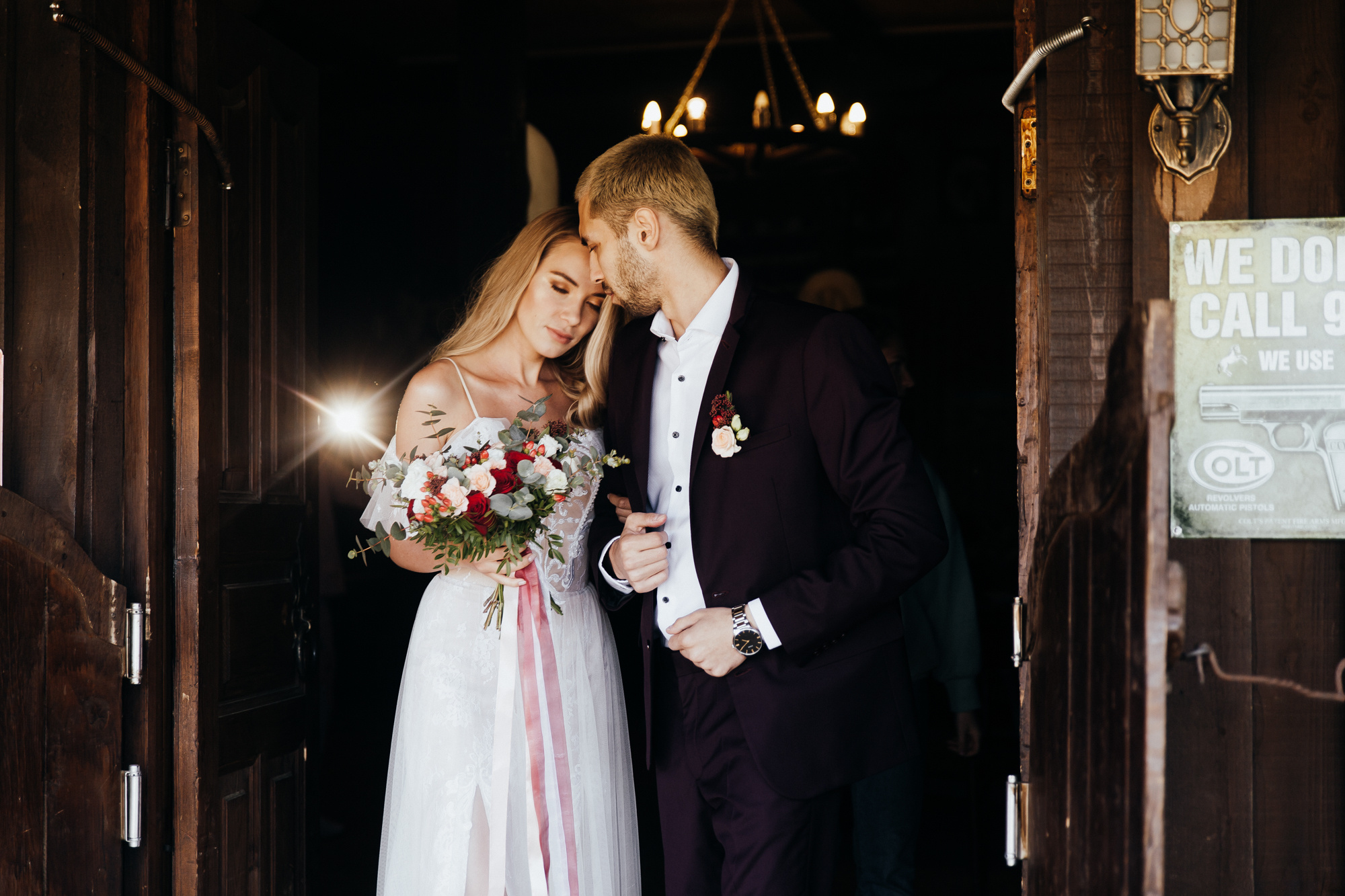 Жених и невеста стоят на выходе из ресторана