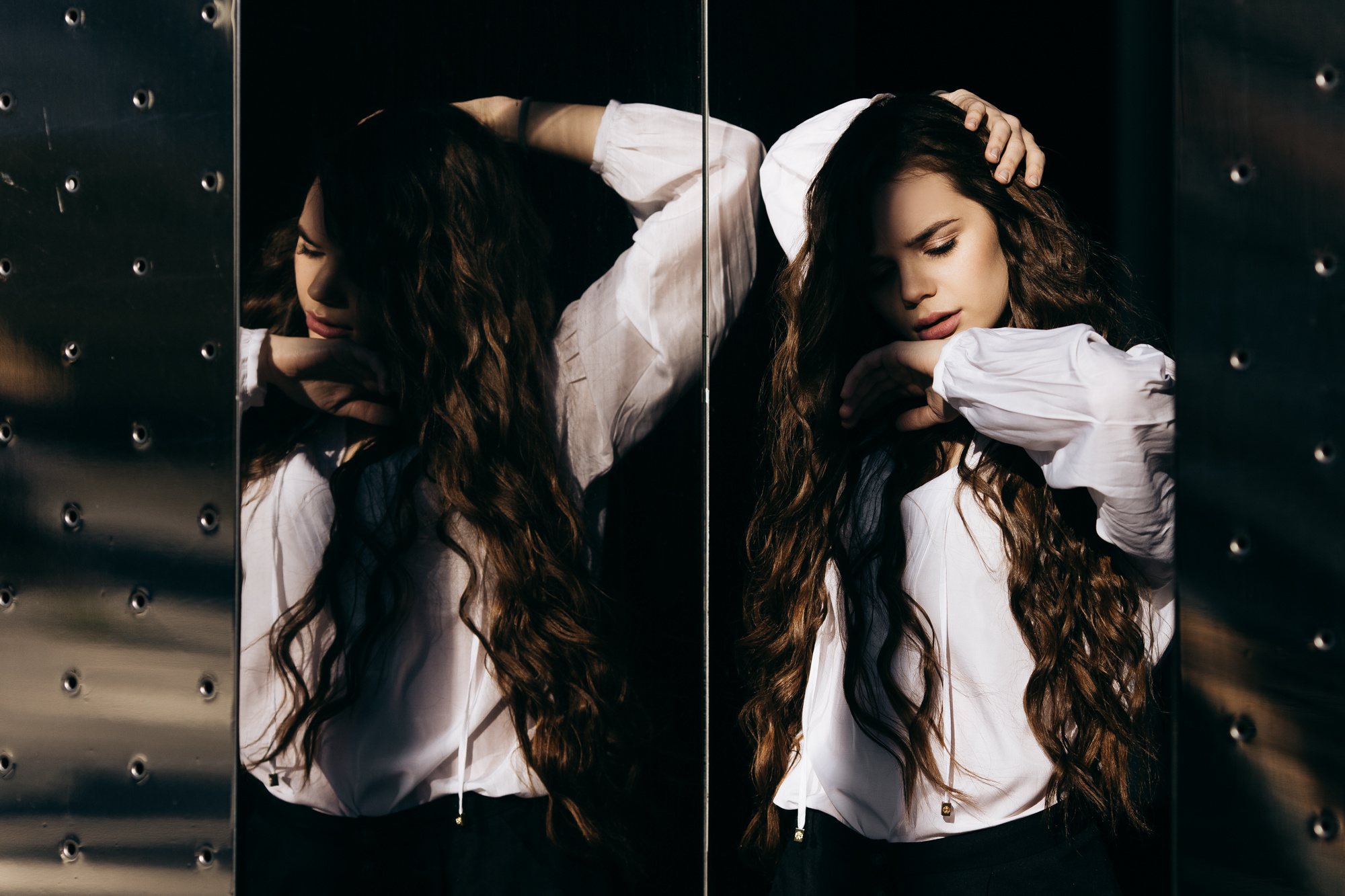 Девушка отражается в металлической поверхности здания