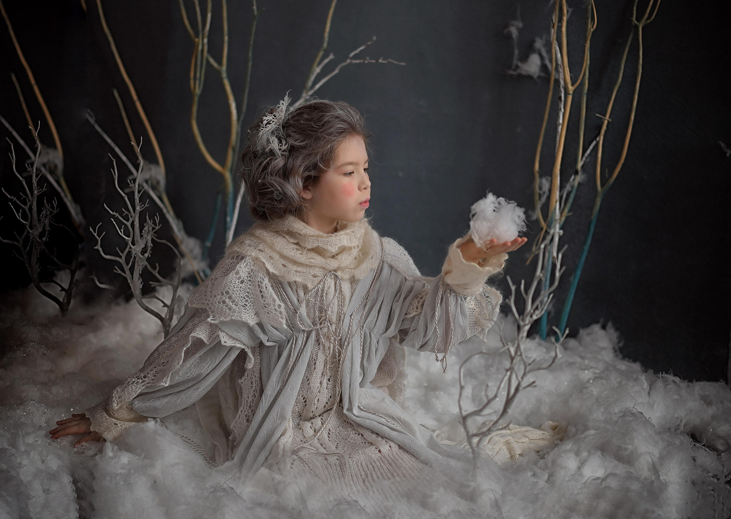 Дашуля в роли сказочной зимней героини. Фотографы крещения/венчания  Красноярск Татьяна и Вячеслав Переваловы