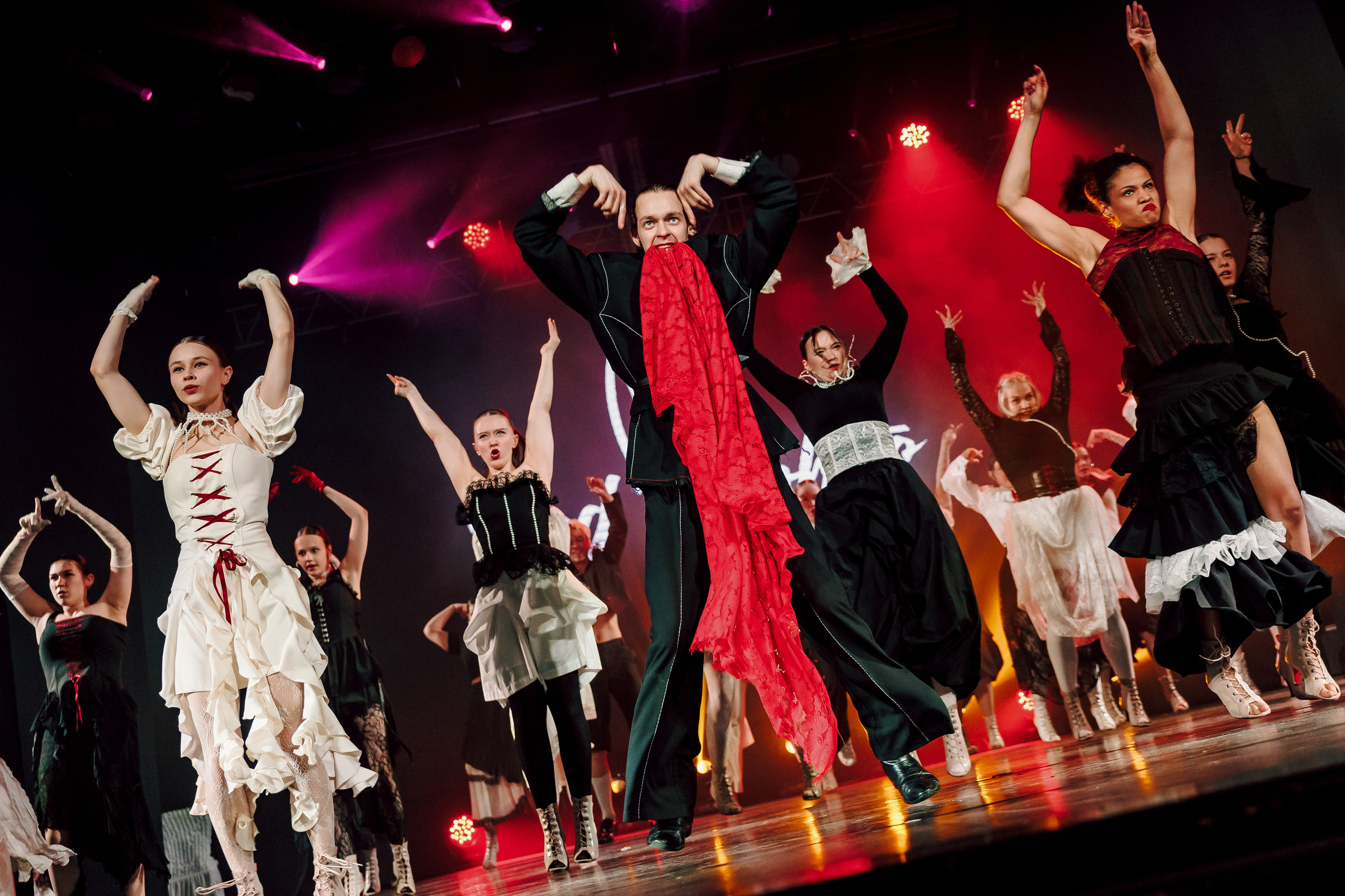Отчётный концерт танцевальной школы «Red Rabbits» 2025. Лёшка Варзегов — фотограф
