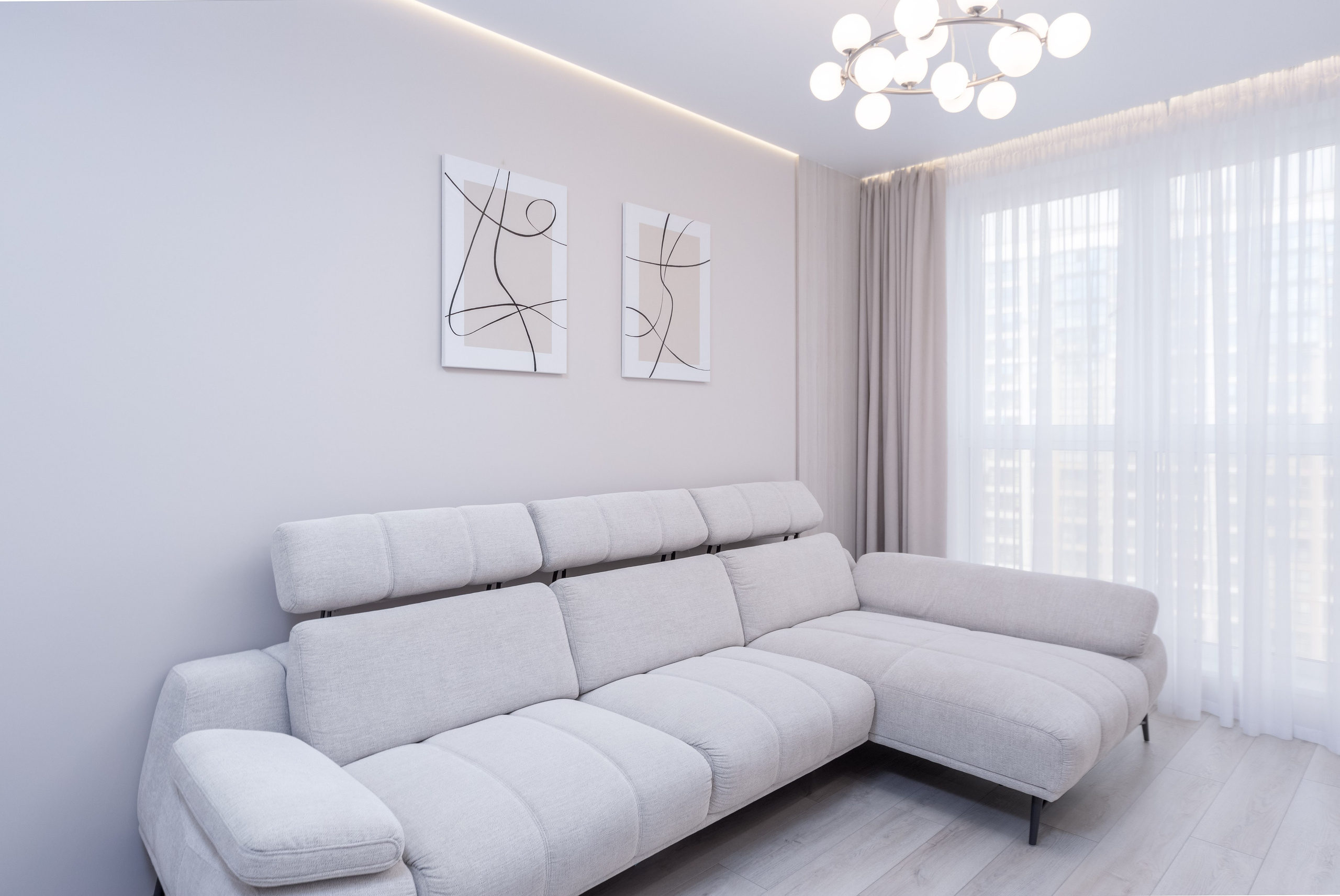 Интерьер зоны дивана в гостиной - фотограф Sakavita Media