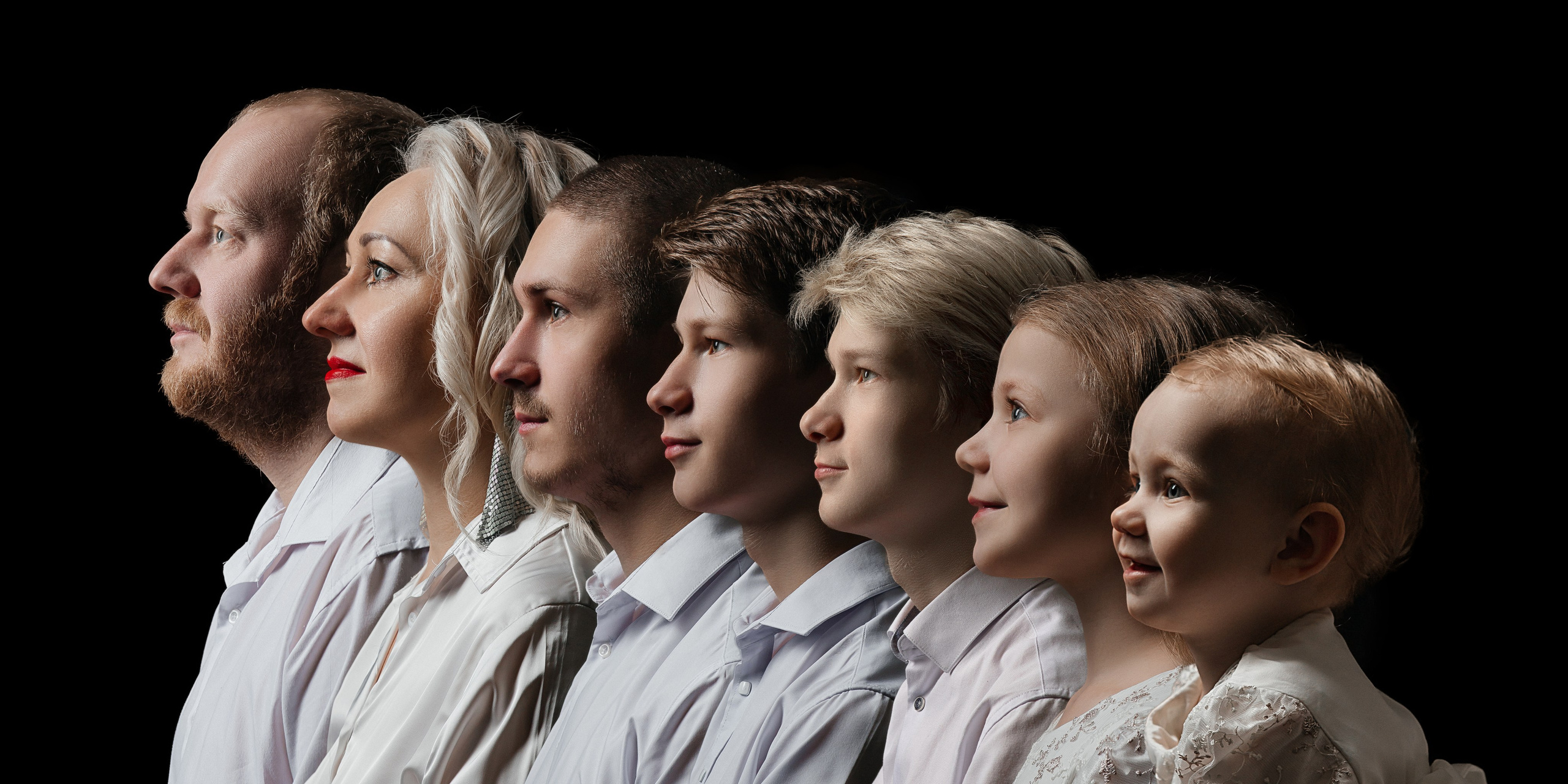 Семейный портрет поколение. Наследие. Семейная фотография в профиль на черном фоне в студии в Иркутске