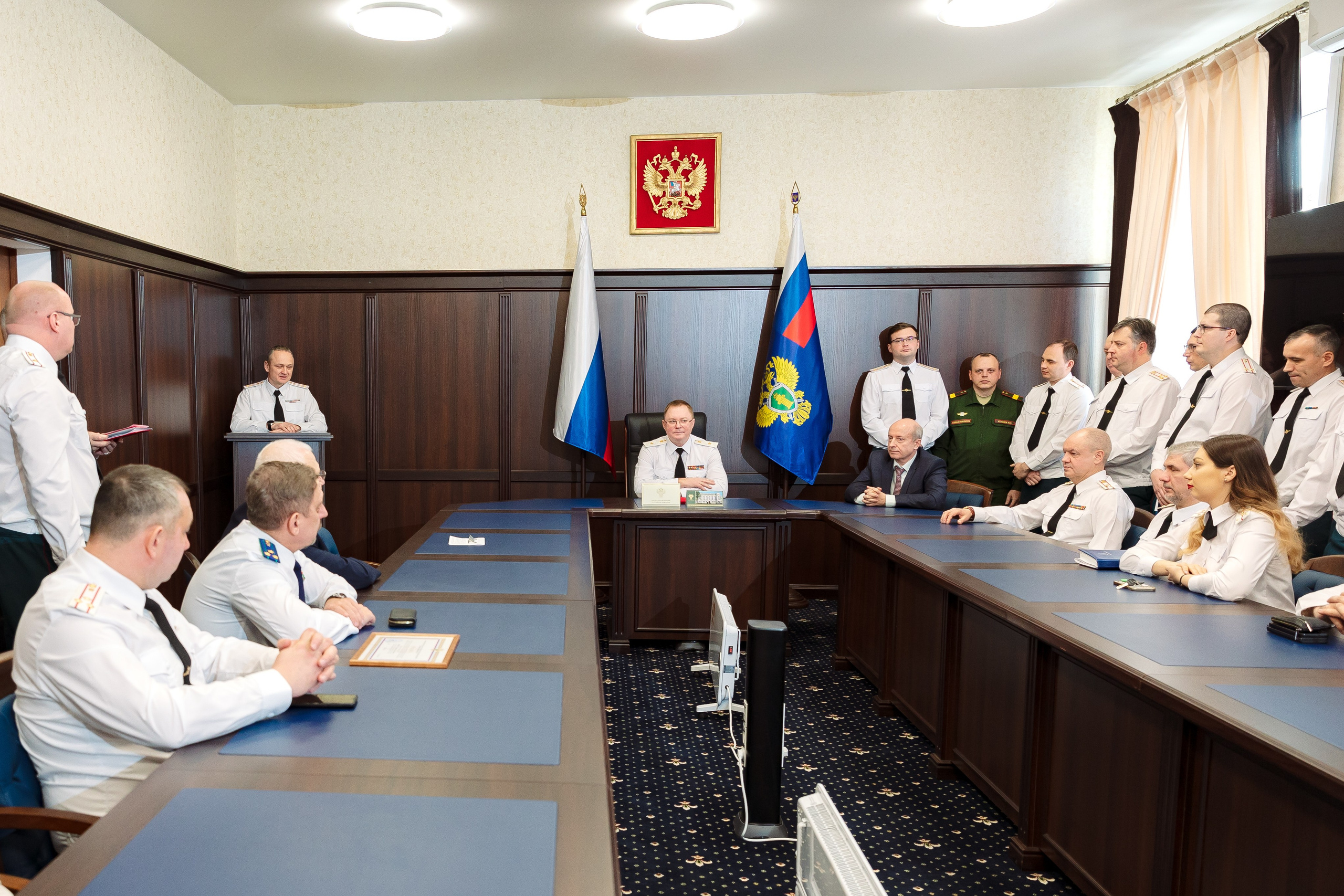 Официальная церемония награждения в кабинете с гербом, общий план — деловой репортаж, фотограф Санкт-Петербург