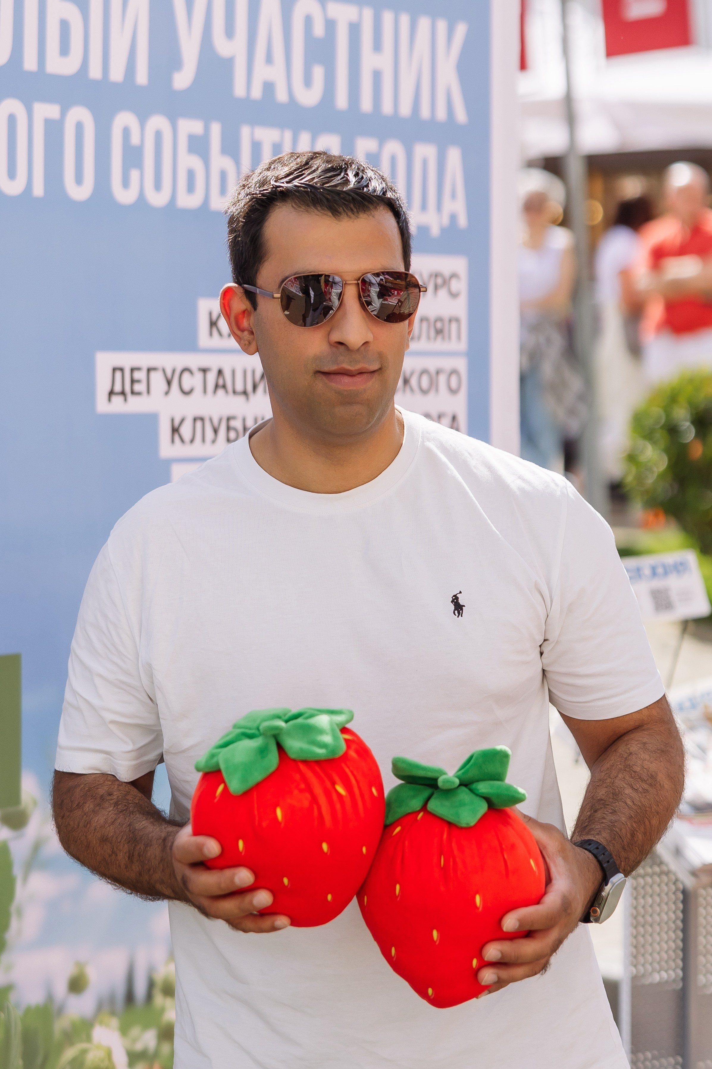 Фотография мужчины который держит клубнику