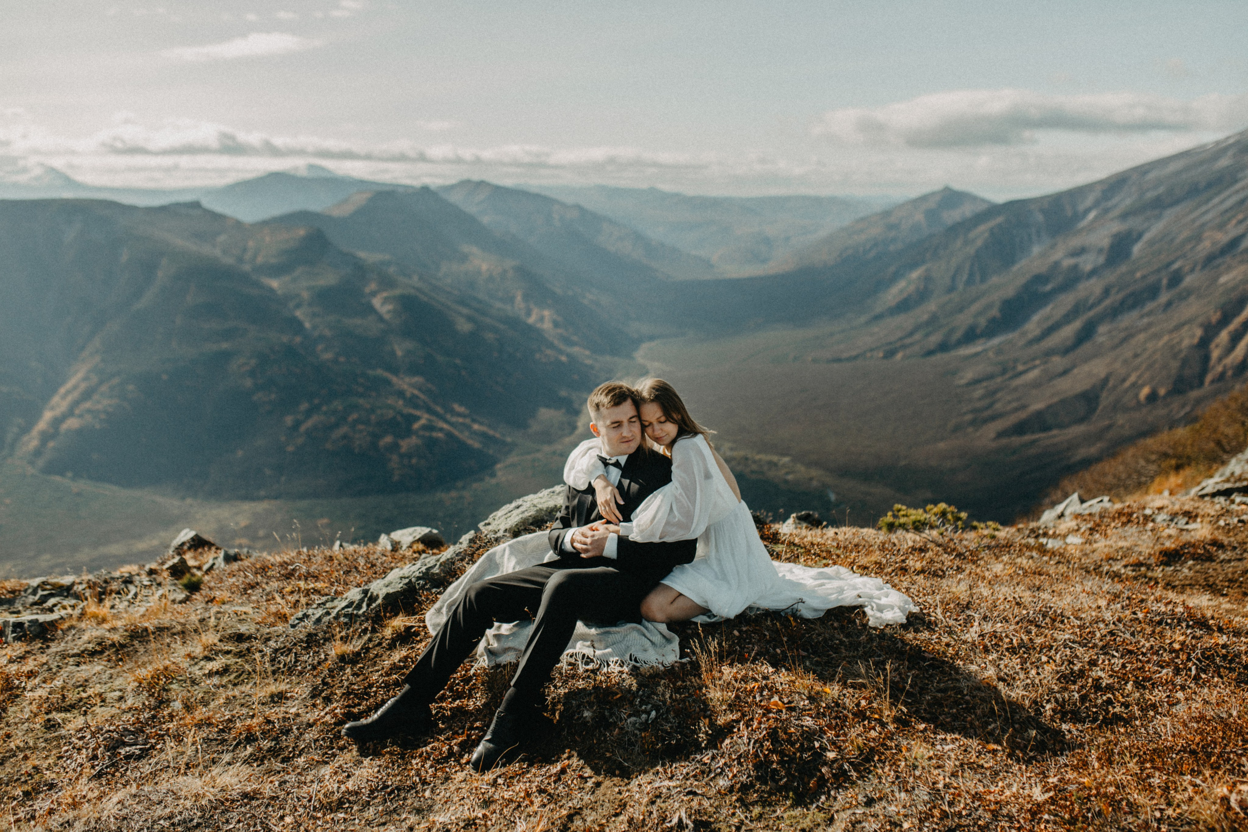 Вертолетный полет Бухта Жировая. Свадебное фото и видео на Камчатке. Туристические маршруты