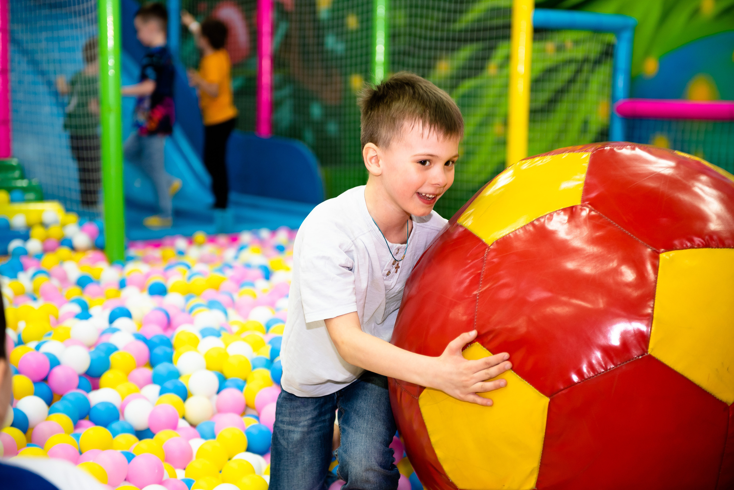 ДР Родиона в детском центре. Репортажный фотограф в Москве Alena Sfotkaet