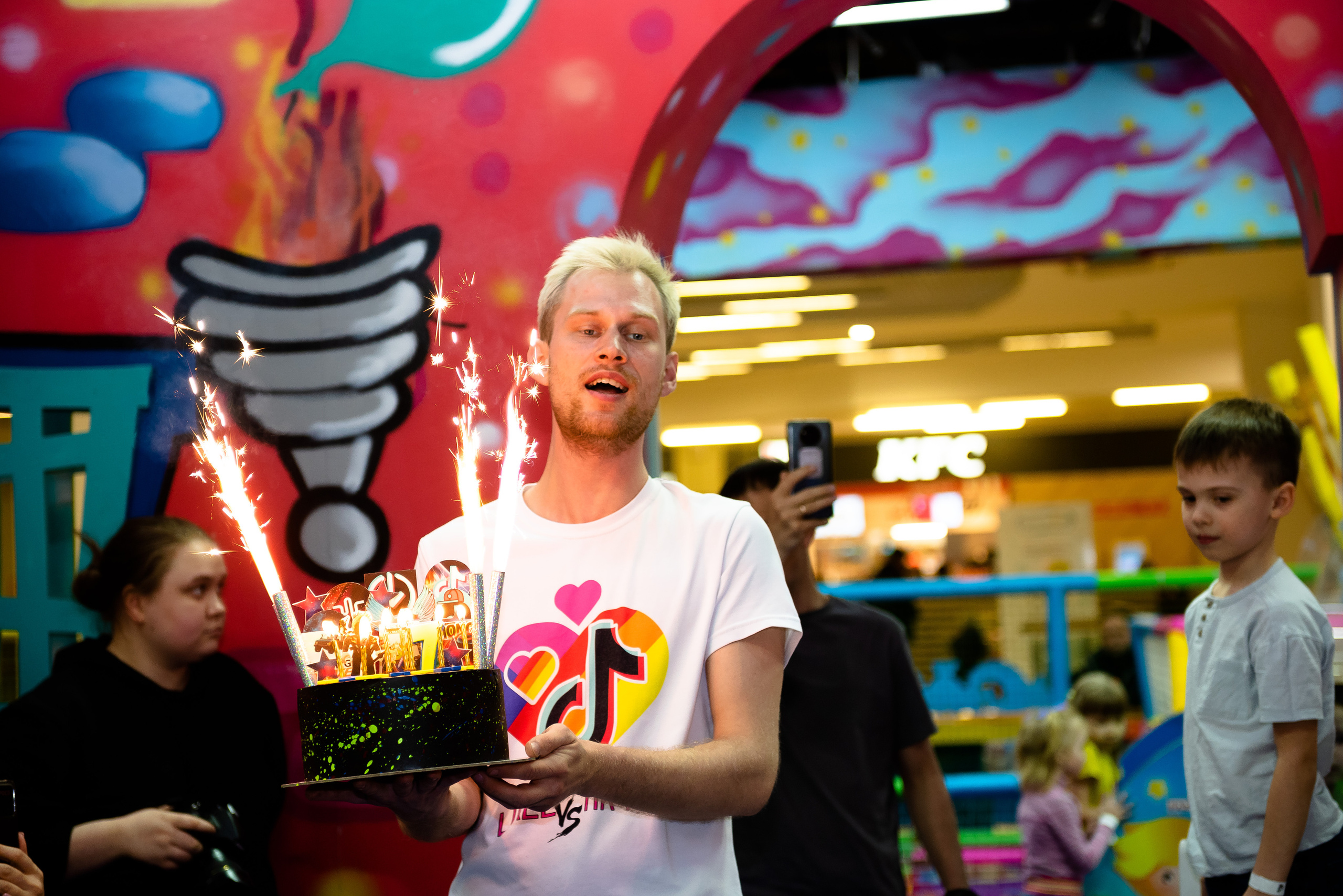 ДР Родиона в детском центре. Репортажный фотограф в Москве Alena Sfotkaet