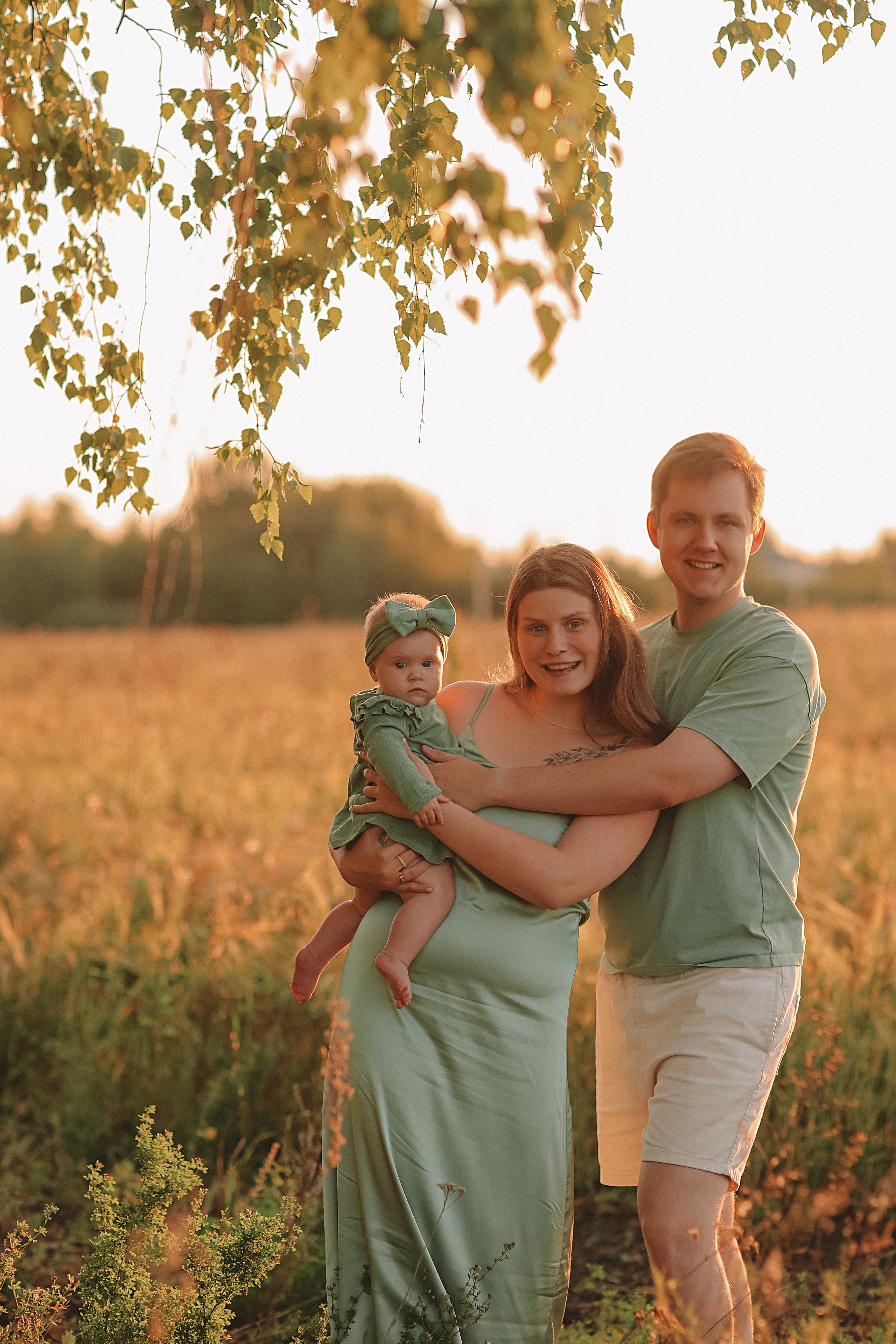 Закатное поле семейная. Семейный фотограф Тюмень, фотограф на роды Салмина Мария