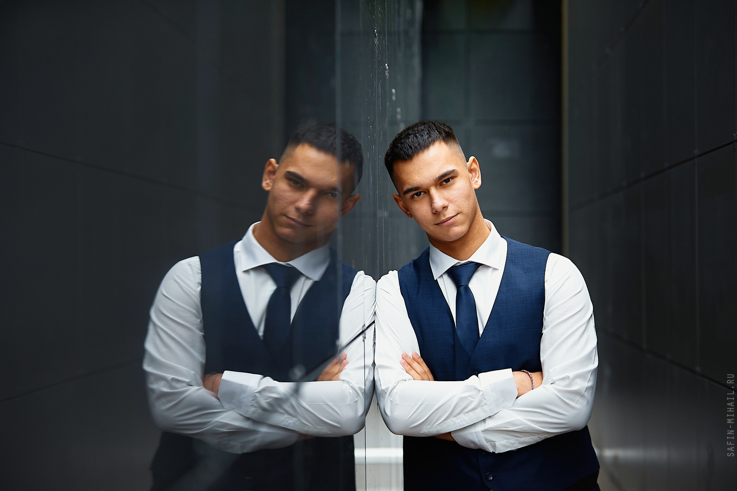 мужчина жених в отражении зеркальной стены